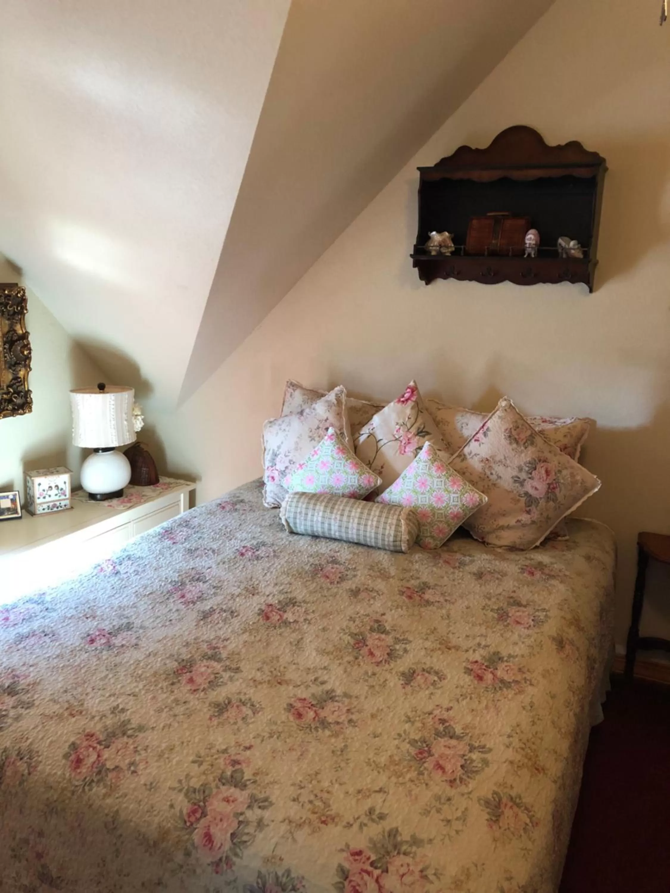 Bed in All Seasons Inn