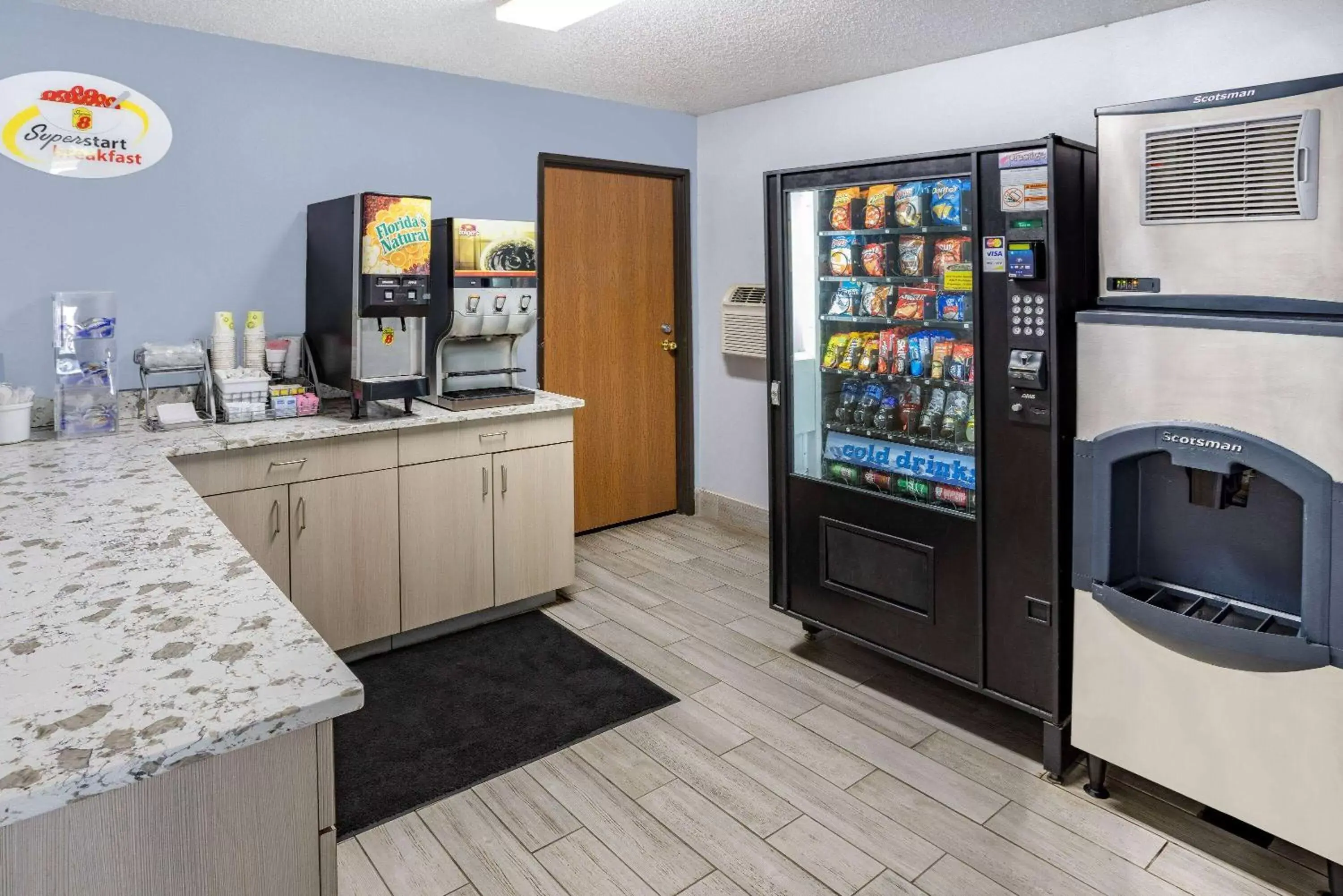 Breakfast, Kitchen/Kitchenette in Super 8 by Wyndham Johnstown/Gloversville