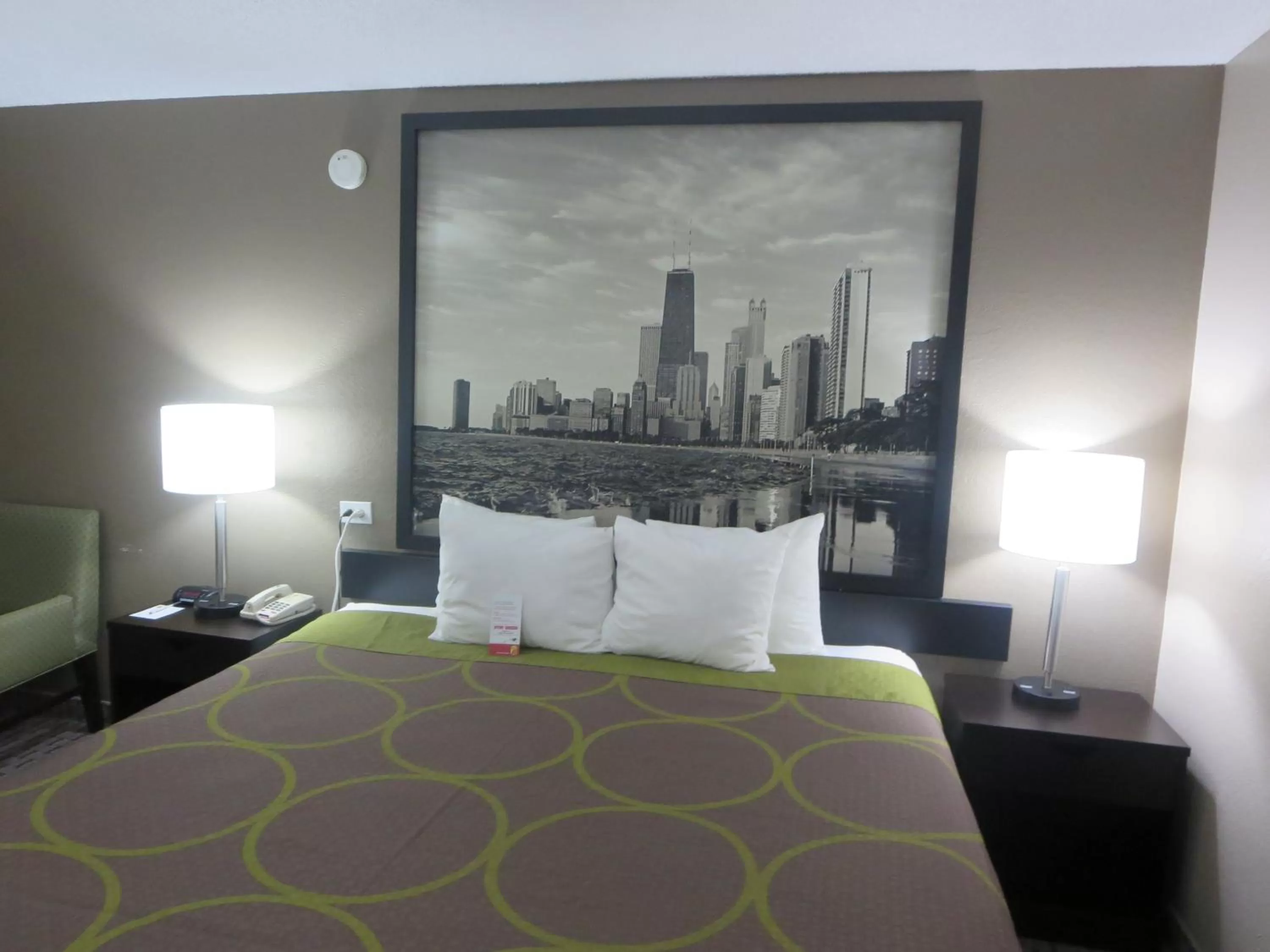 Bedroom, Bed in Super 8 by Wyndham Mundelein/Libertyville Area