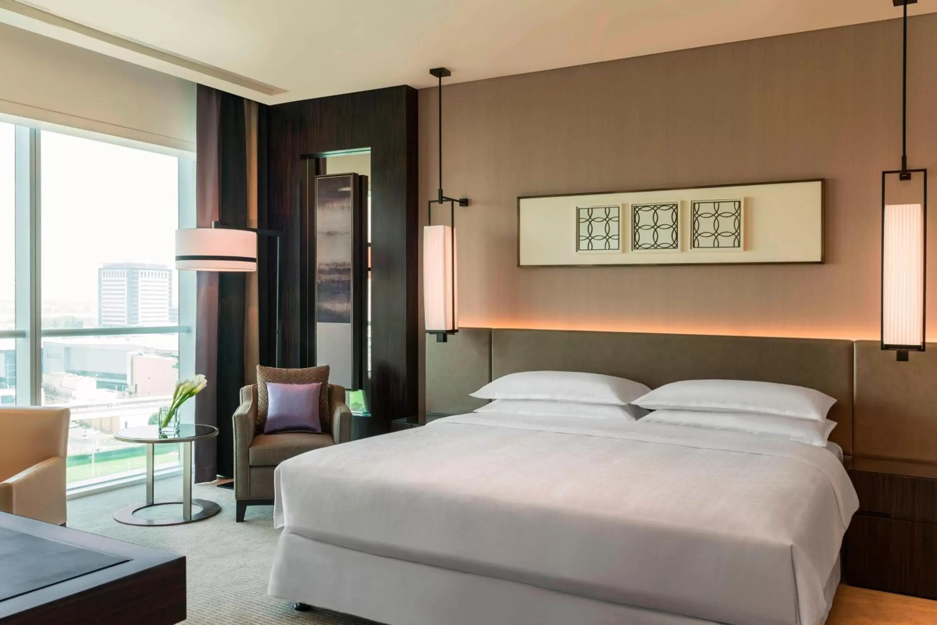 Lounge or bar, Bed in Sheraton Grand Hotel, Dubai