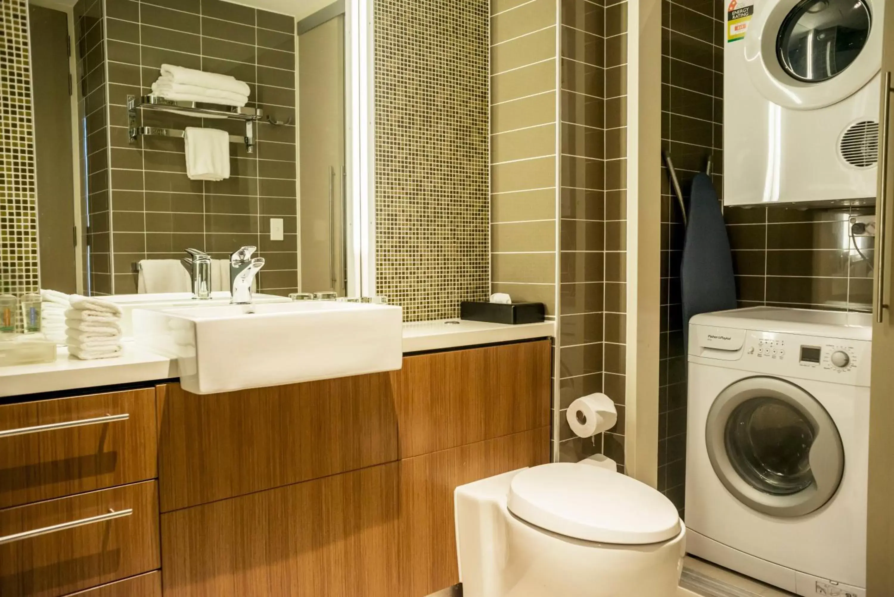 Photo of the whole room, Bathroom in Holiday Inn & Suites Port Moresby, an IHG Hotel