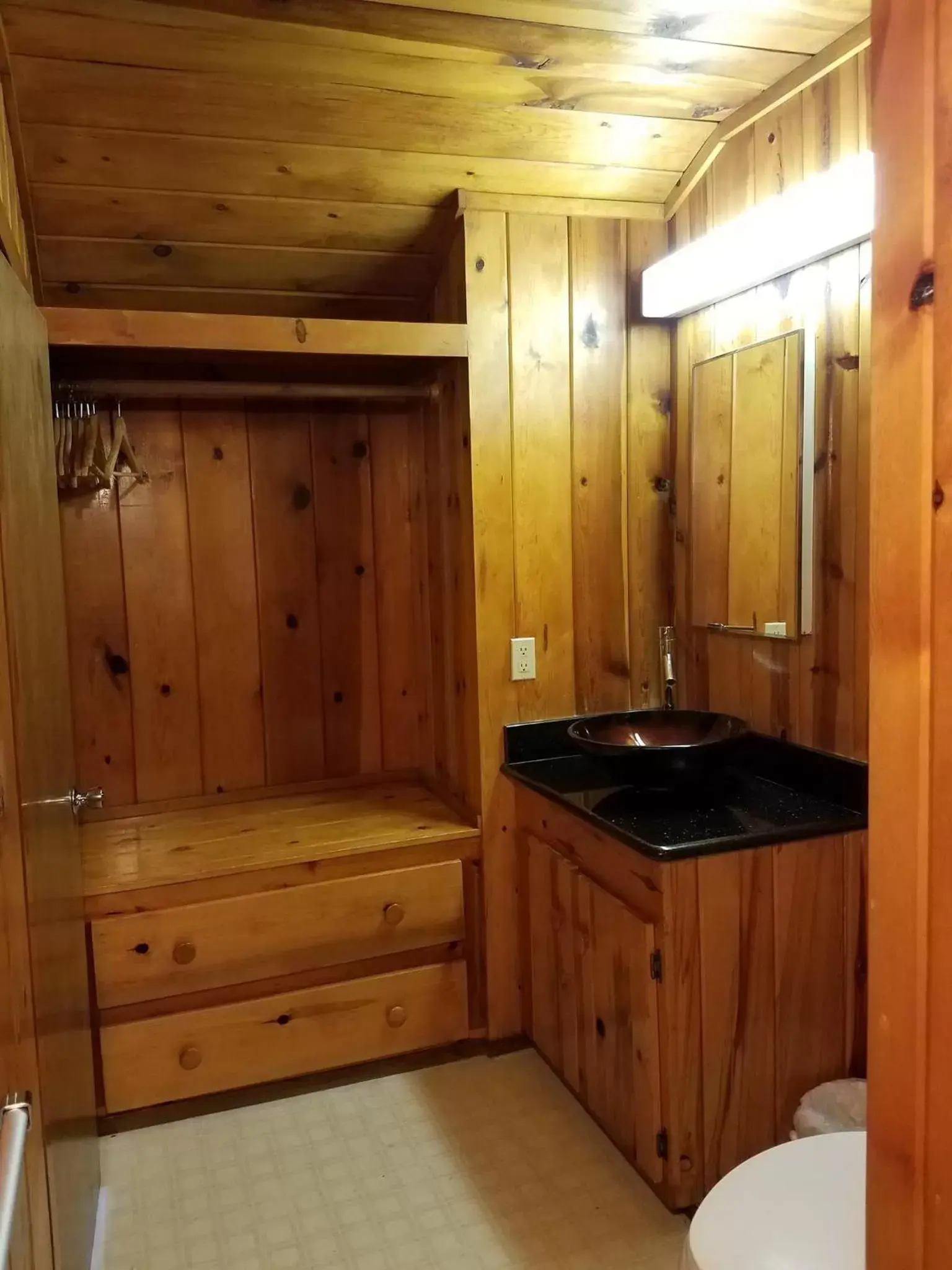 Bathroom, Kitchen/Kitchenette in Fern River Resort