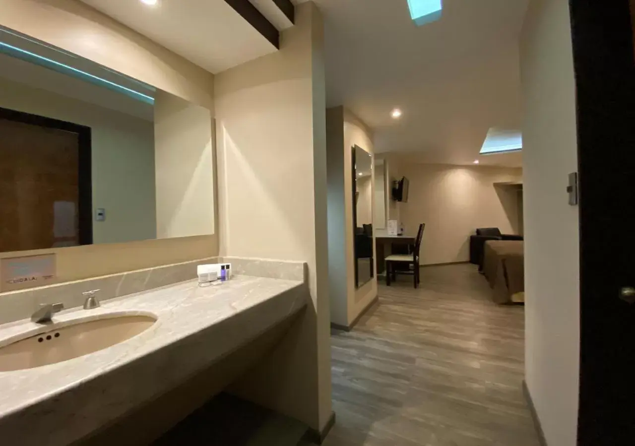 Bed, Bathroom in Hotel Escala Central del Norte