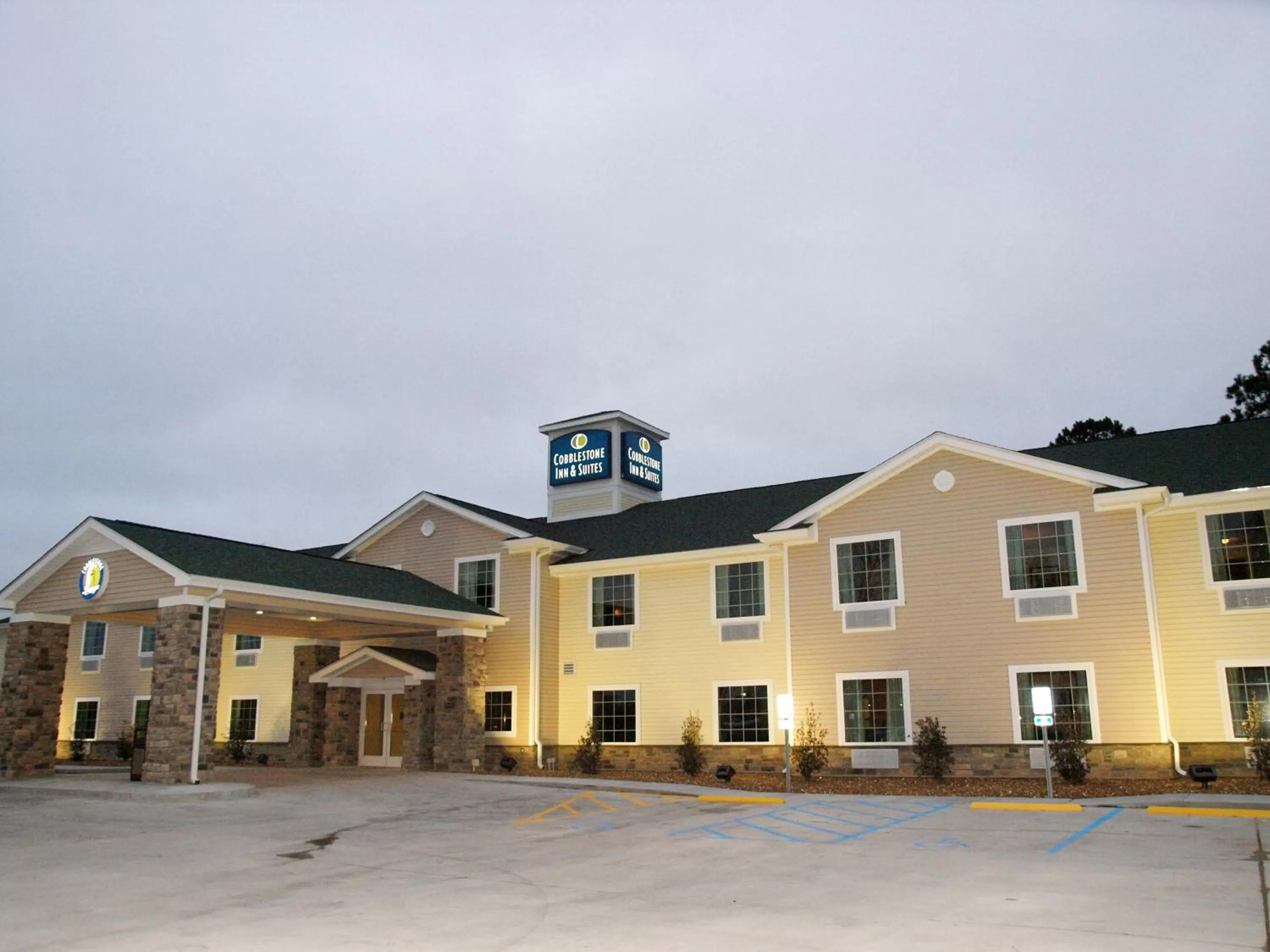 Facade/entrance, Property Building in Cobblestone Inn & Suites - Vinton, LA