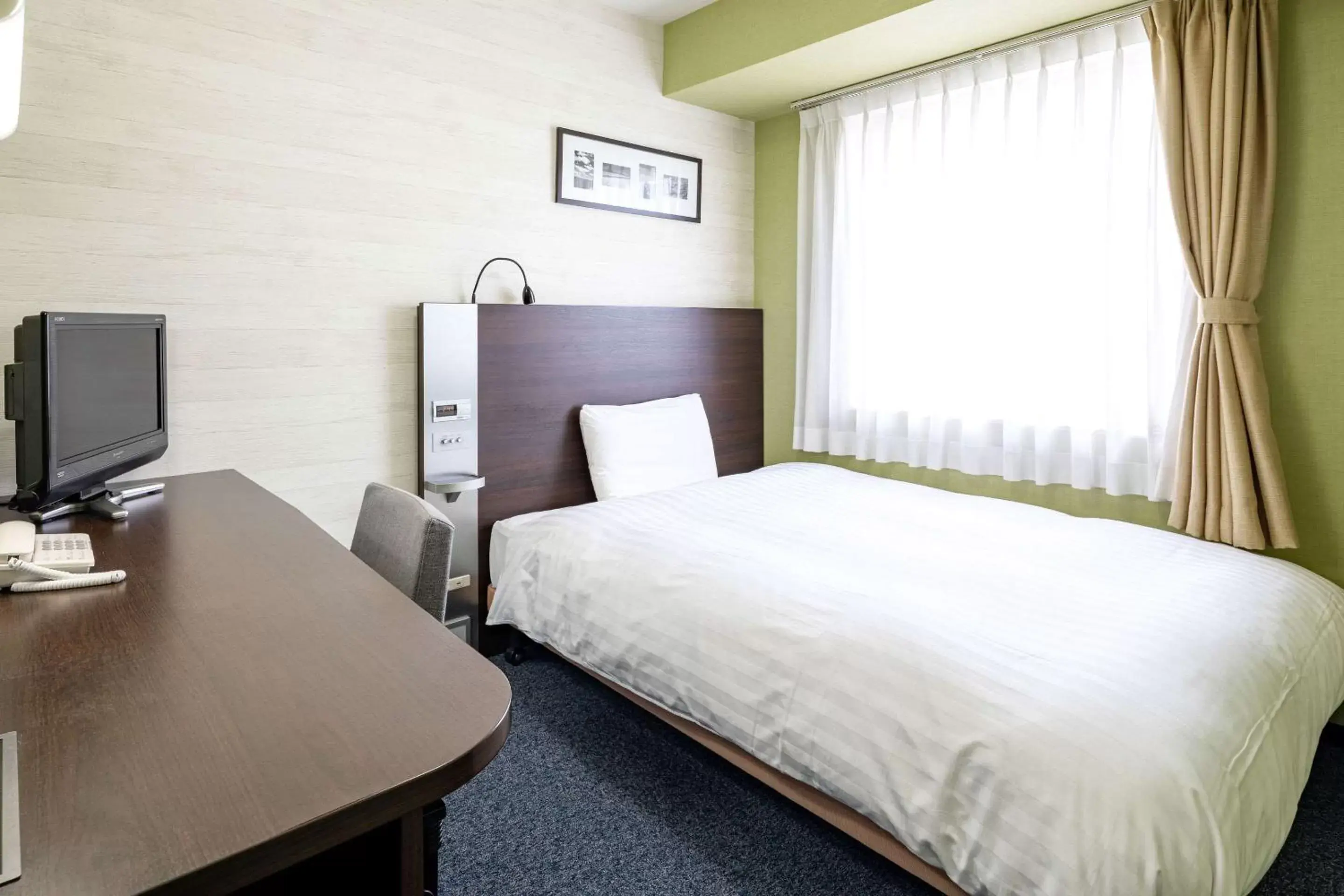 Bedroom, Bed in Comfort Hotel Niigata