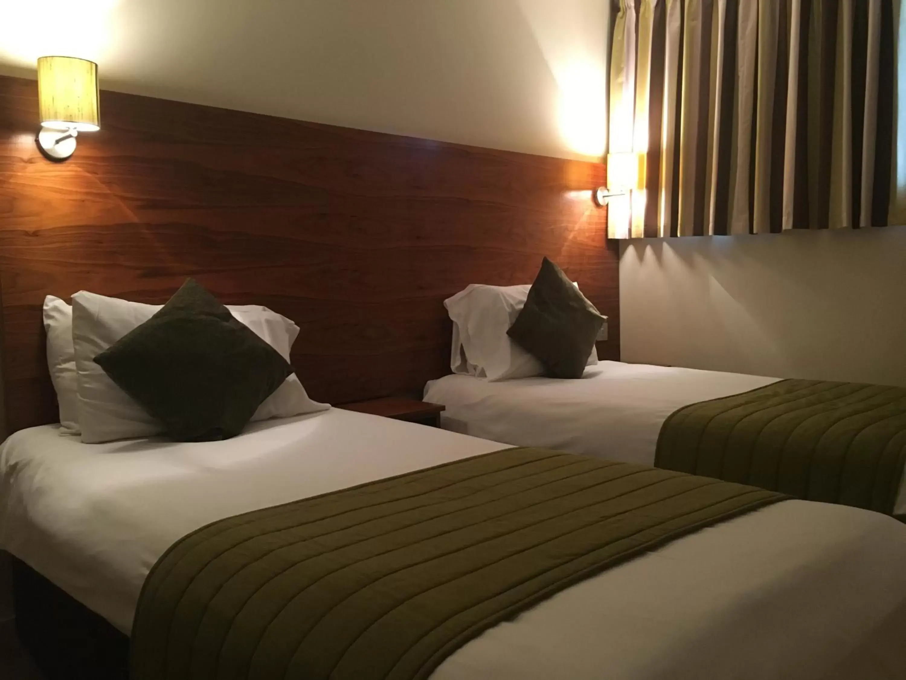 Other, Bed in Stockwood Hotel - Luton Airport