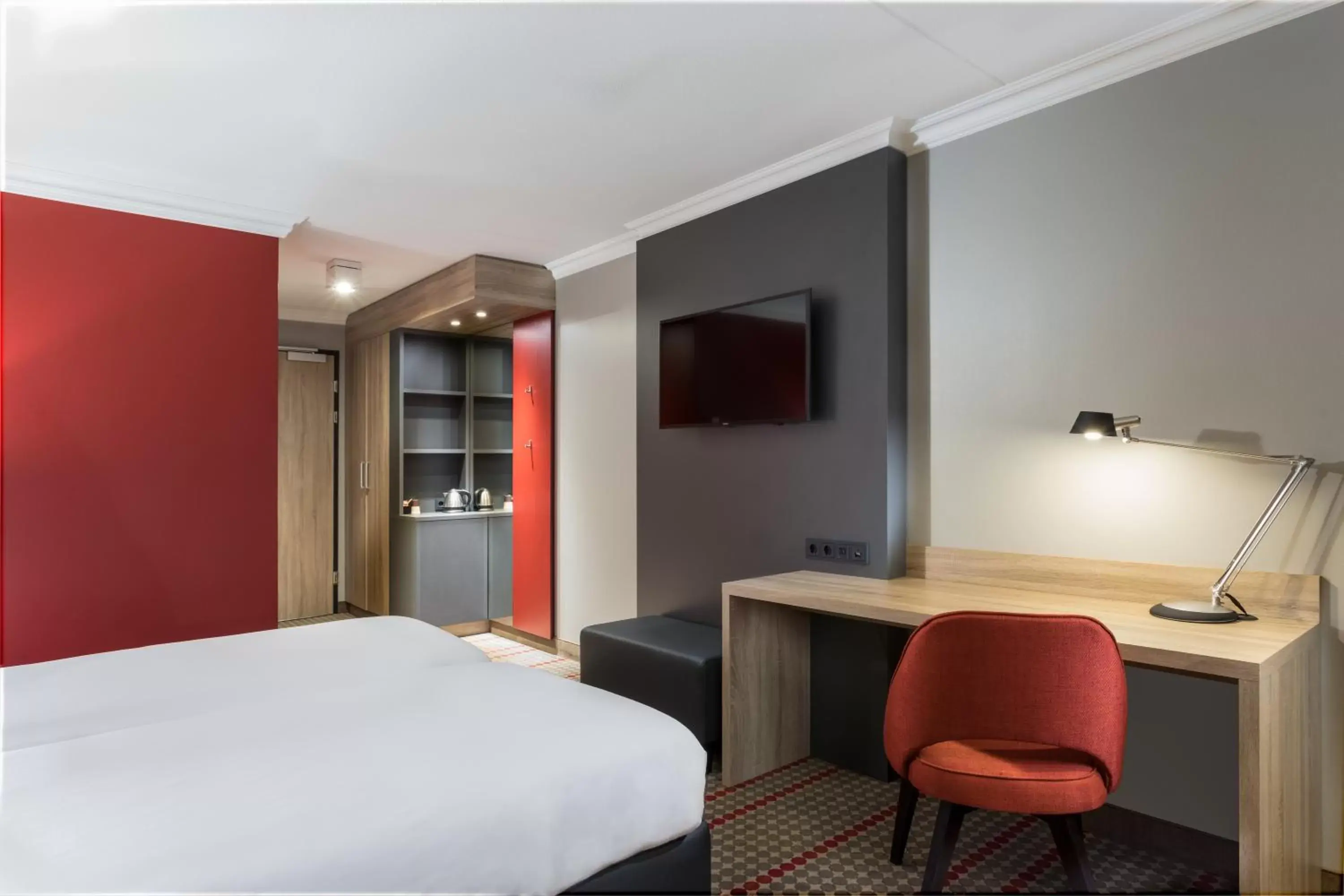 TV and multimedia, Bed in Ramada by Wyndham Amsterdam Airport Schiphol