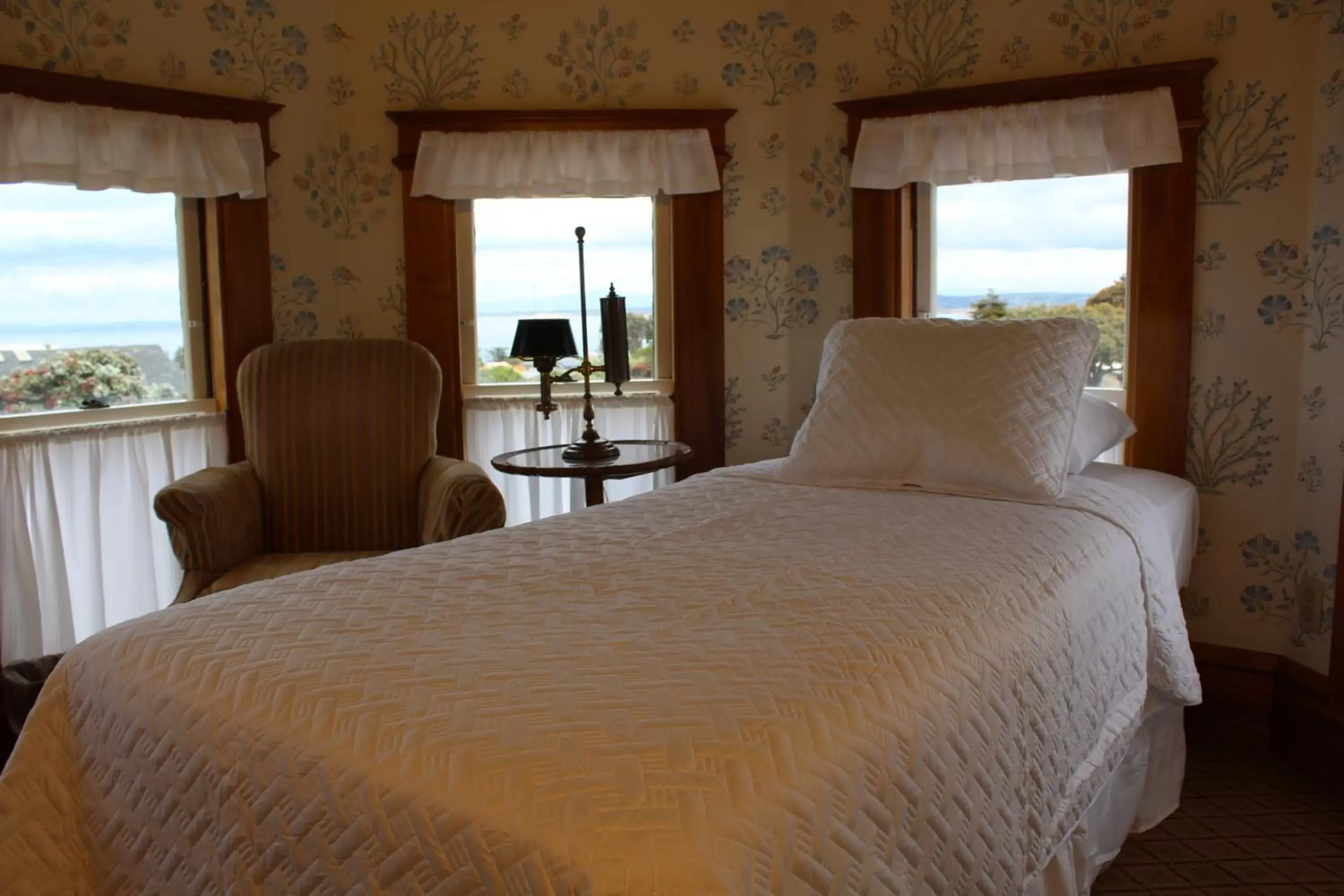 Bed in Pacific Grove Inn