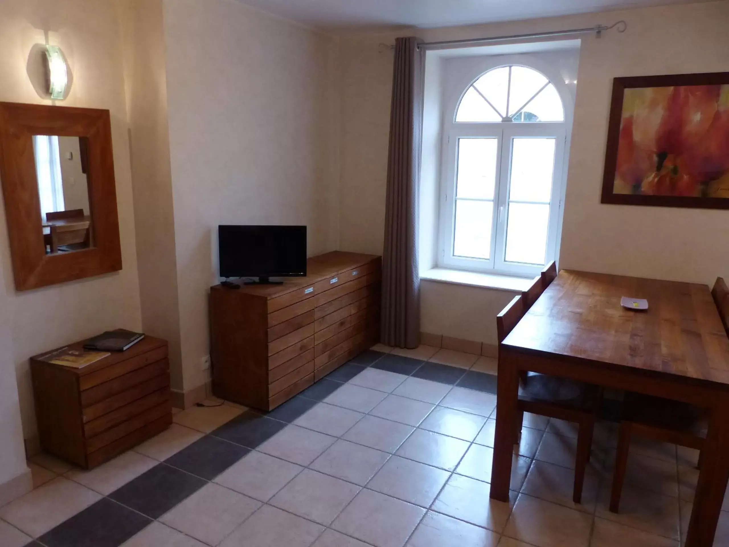 Dining area, TV/Entertainment Center in B&B Domaine de La Corbe