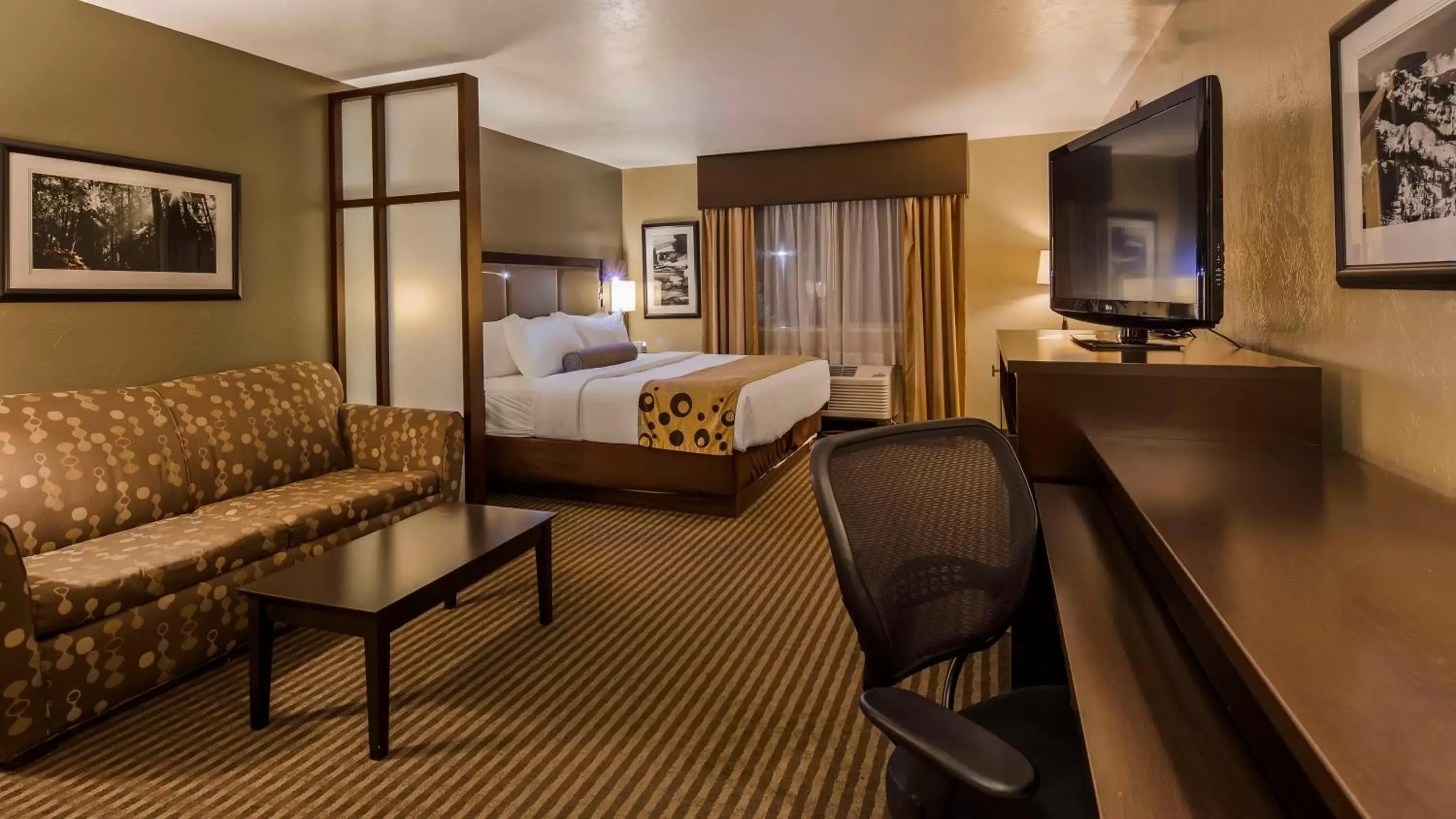 Bedroom, Seating Area in Best Western Vista Inn