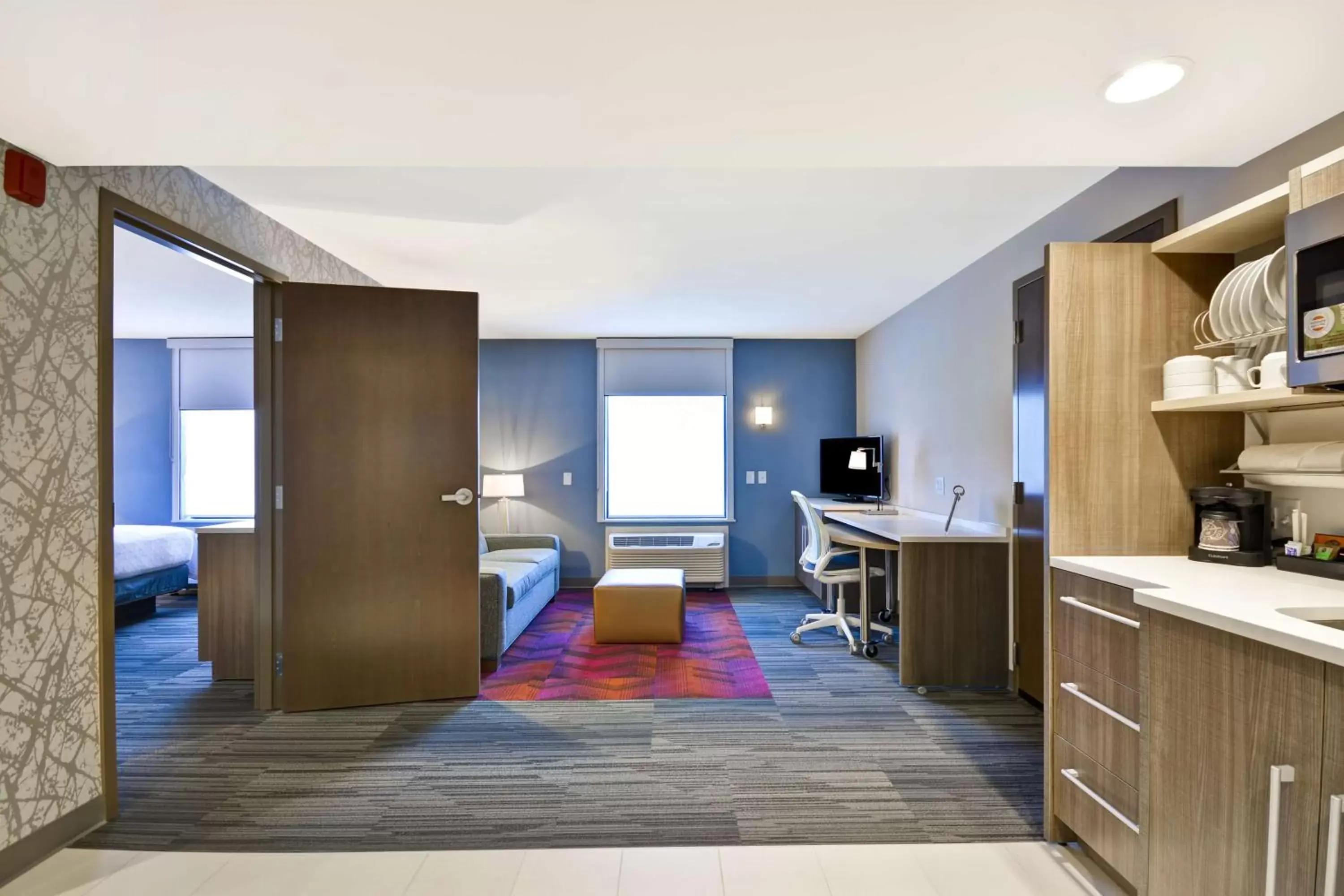 Bedroom, Kitchen/Kitchenette in Home2 Suites by Hilton Kansas City KU Medical Center
