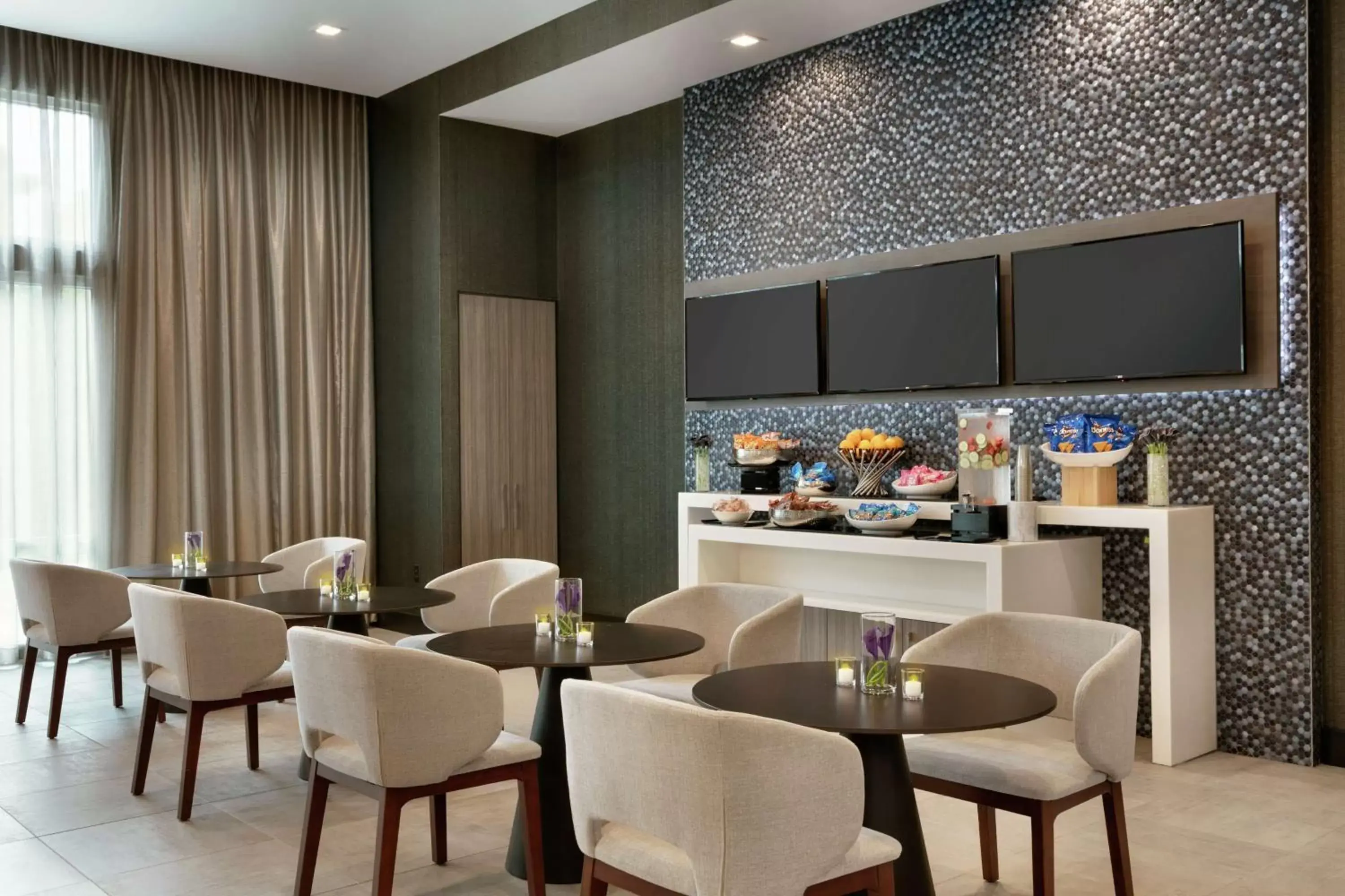 Meeting/conference room, Lounge/Bar in Embassy Suites by Hilton Atlanta Midtown