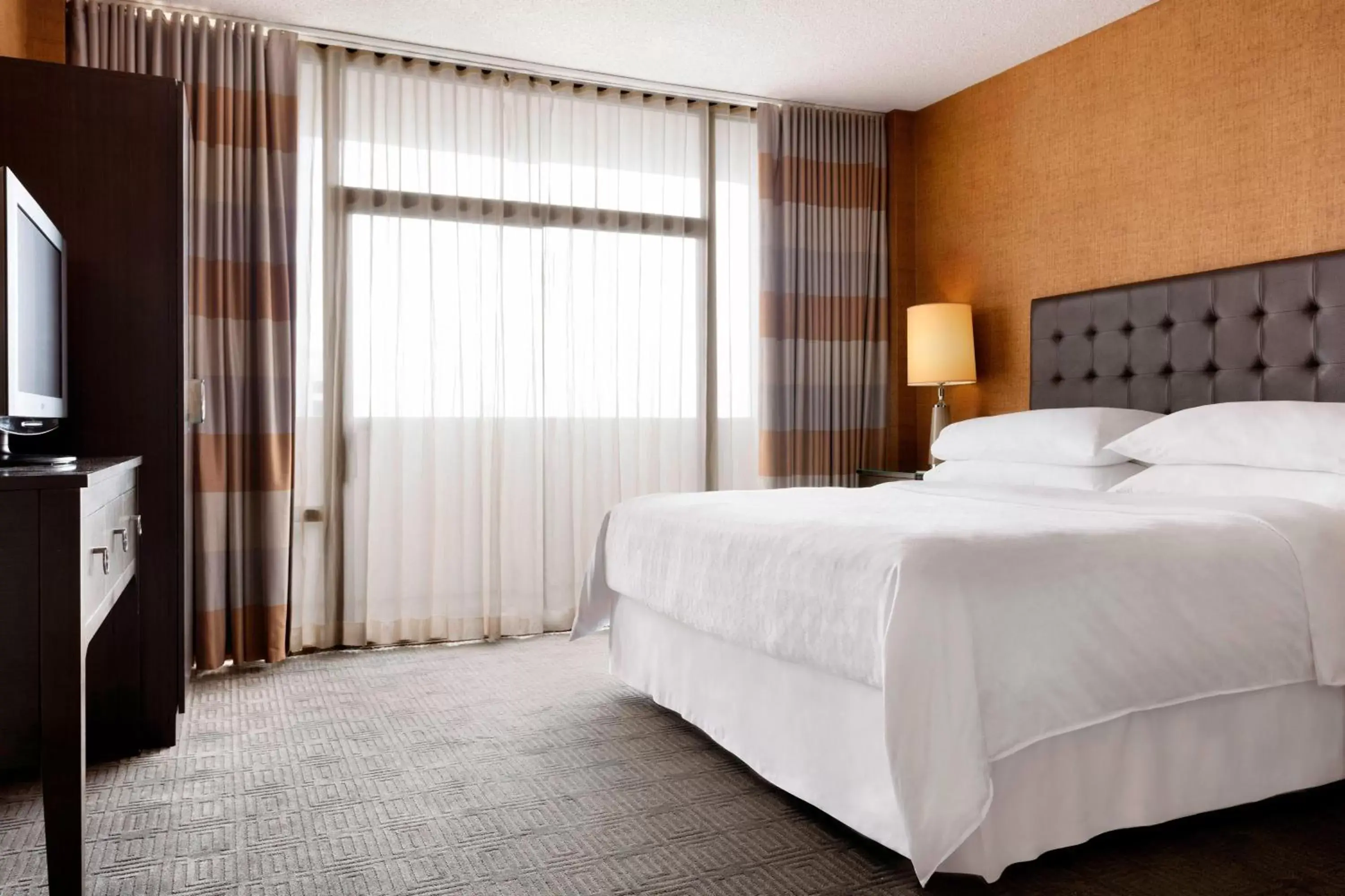 Bedroom, Bed in Sheraton Charlotte Hotel