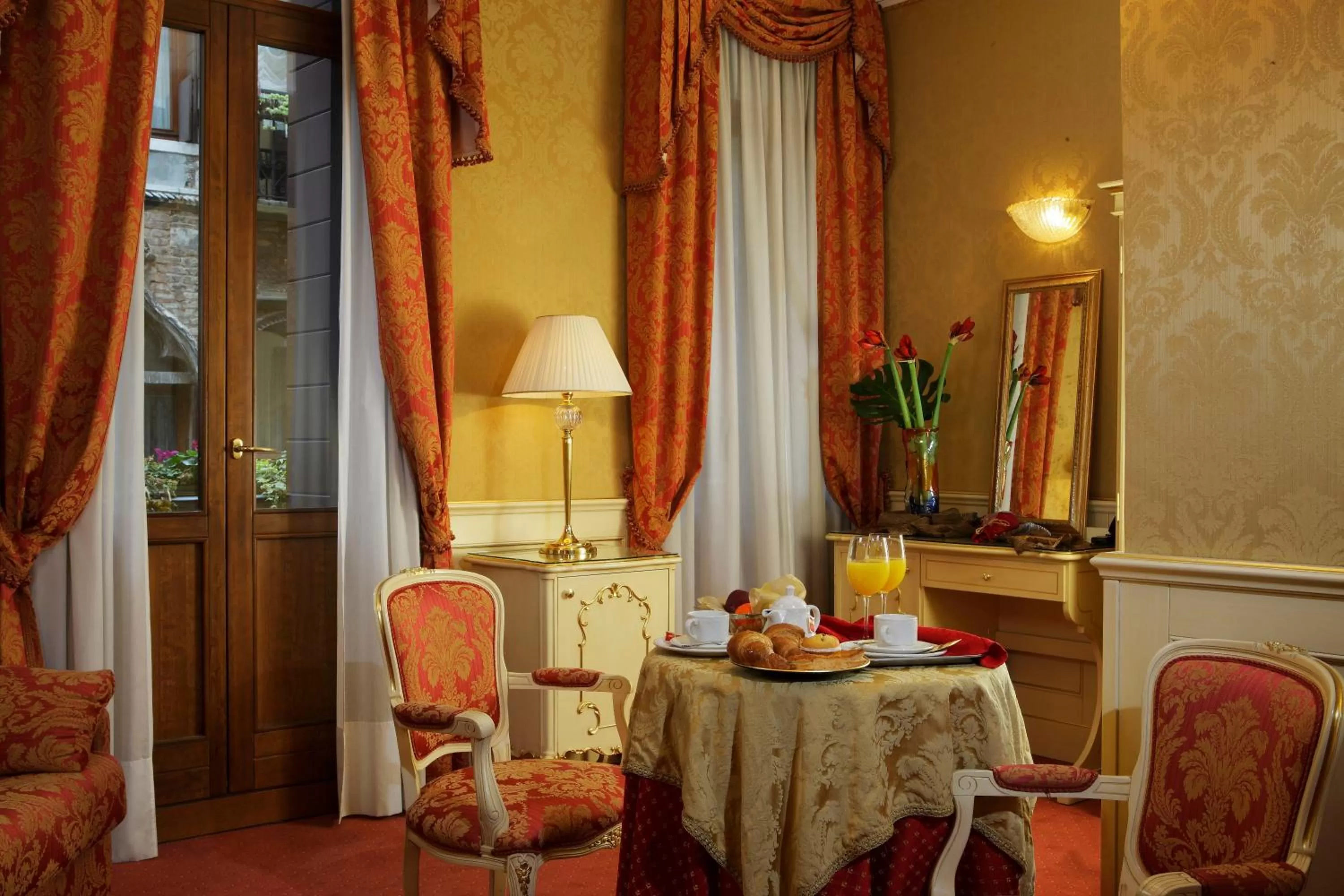 Restaurant/places to eat in Hotel Becher