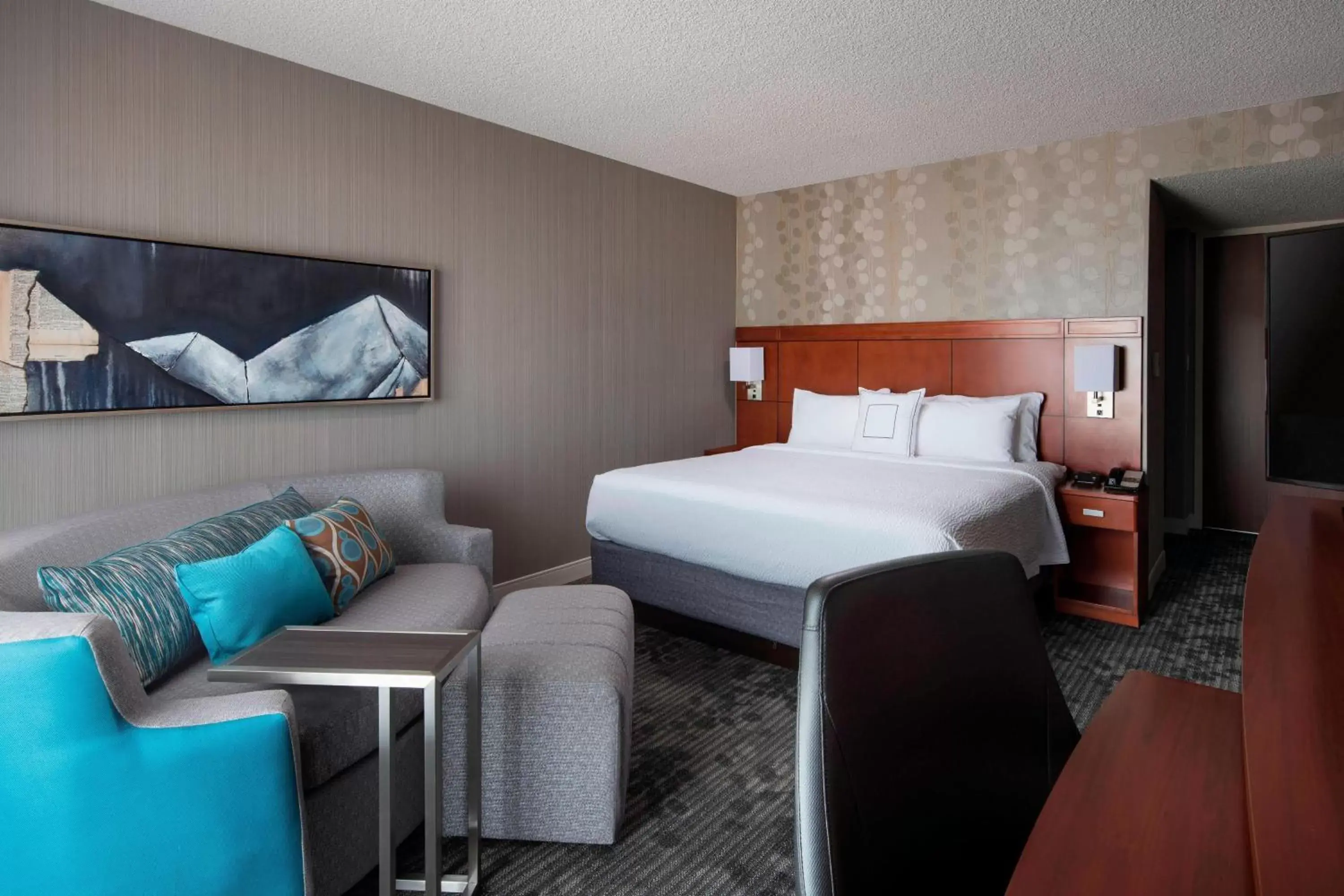 Photo of the whole room, Bed in Courtyard by Marriott Denver Airport