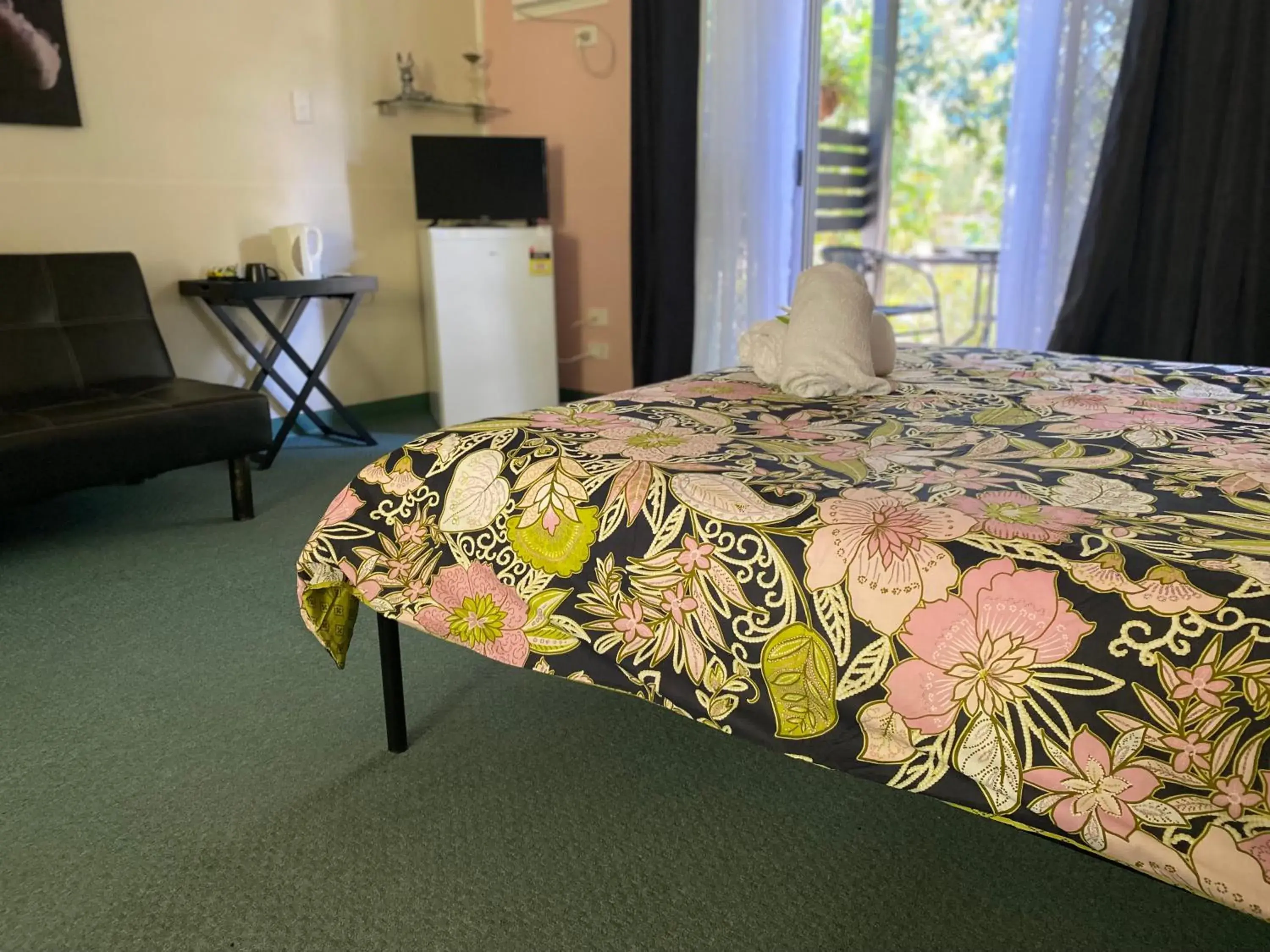 Communal lounge/ TV room, Bed in Colonial Village Resort