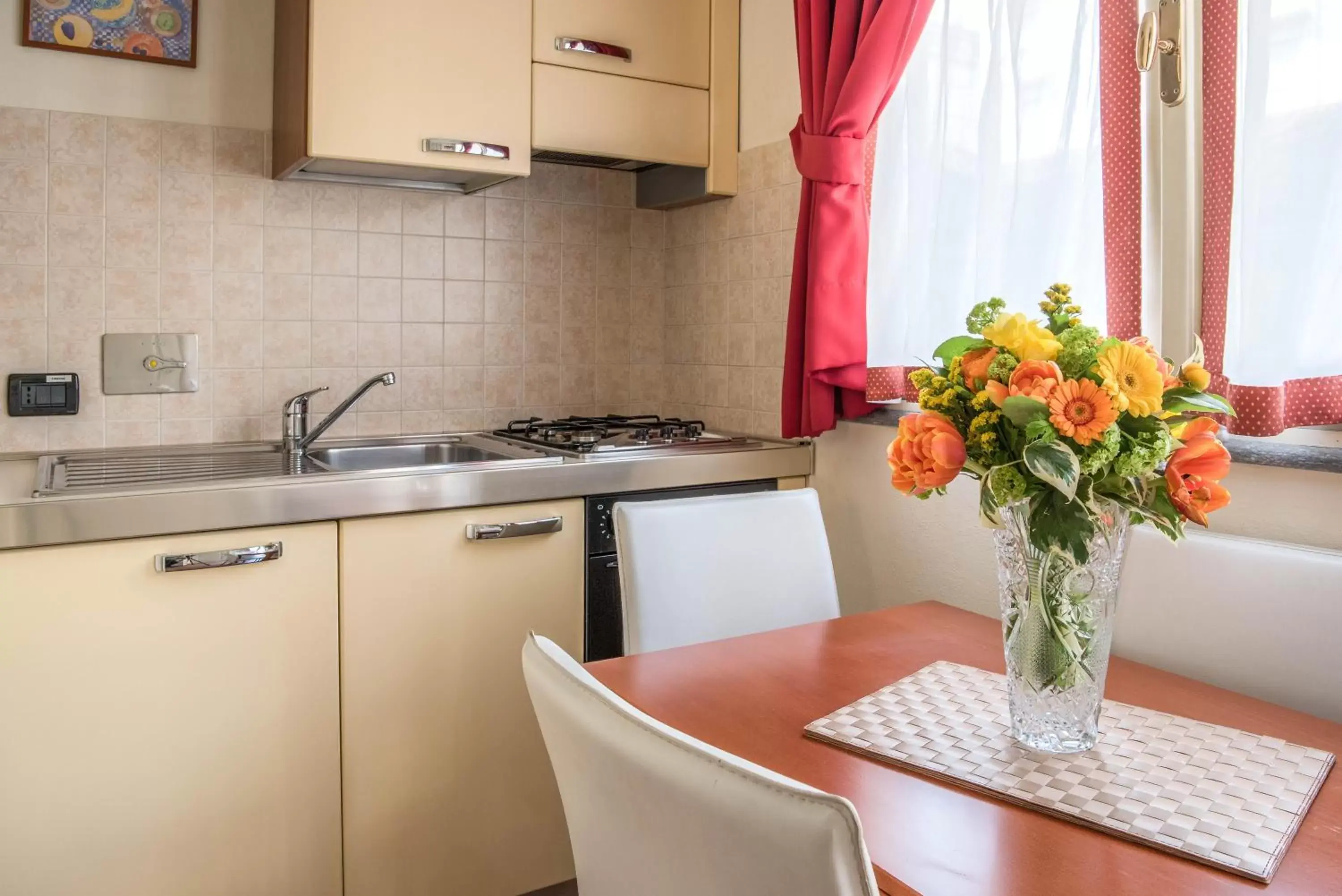 Dining area, Kitchen/Kitchenette in Loger Confort Residence & Apartments