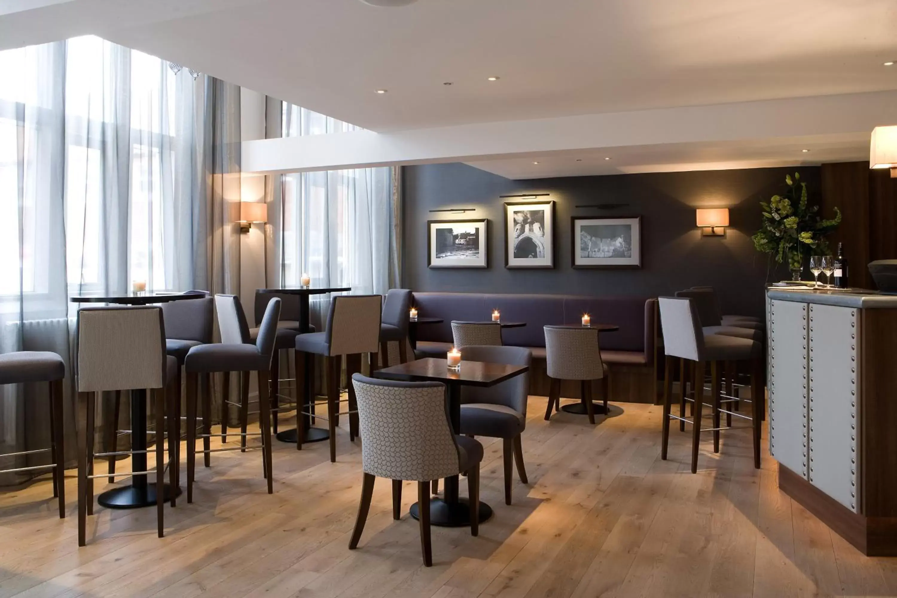 Lounge or bar, Restaurant/Places to Eat in Castle Hotel & Apartments