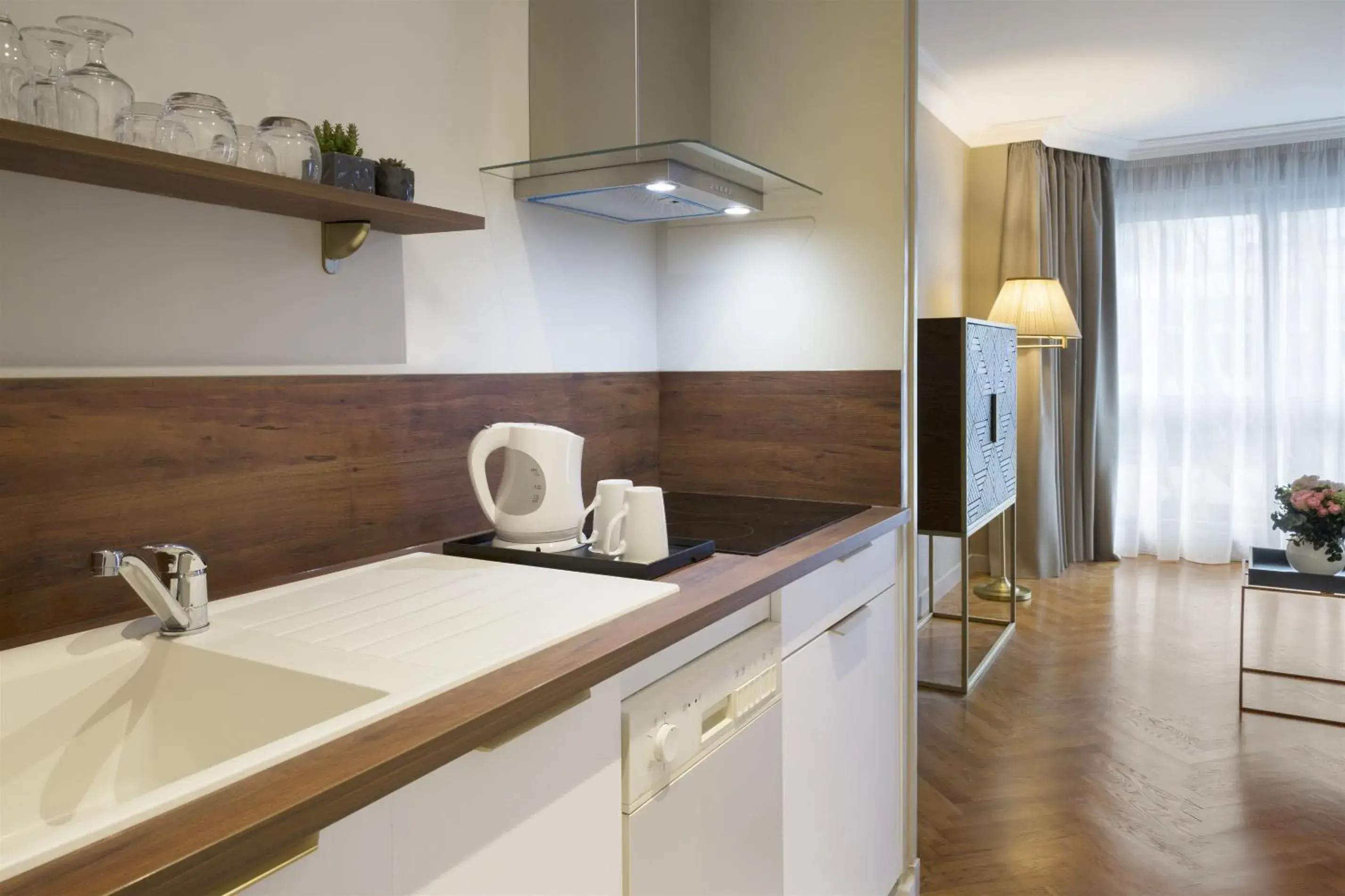 Kitchen/Kitchenette in Warwick Reine Astrid - Lyon