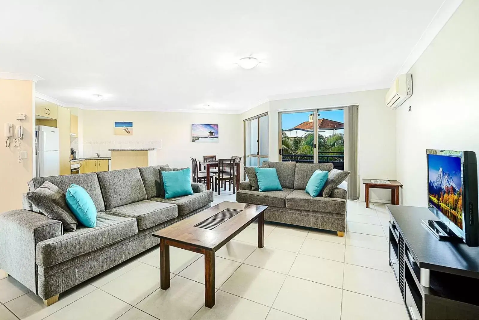 Living room, Seating Area in Golden Riviera Absolute Beachfront Resort