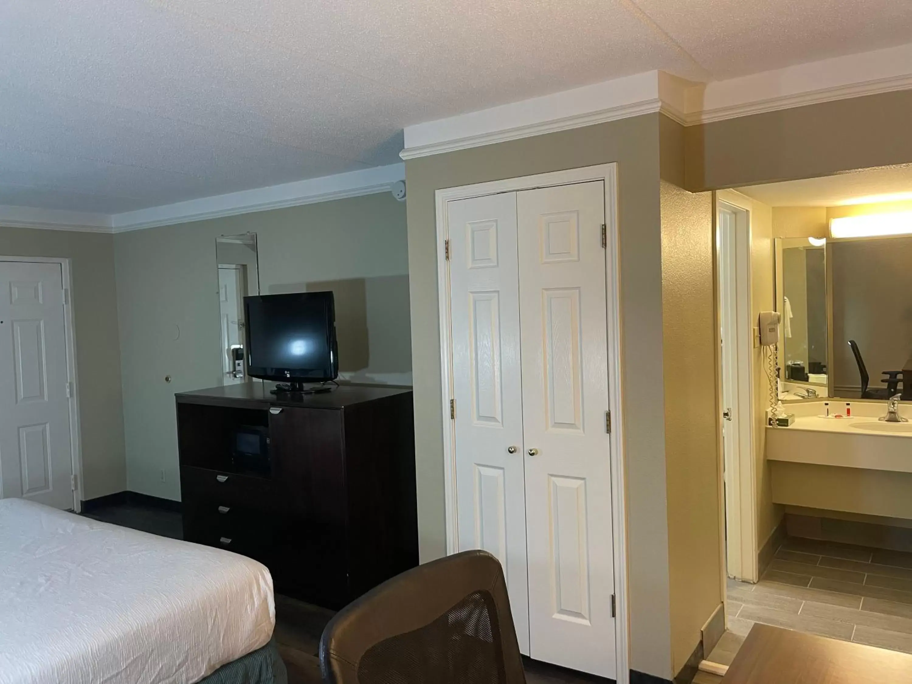 Bedroom, TV/Entertainment Center in Travelodge by Wyndham Tuscaloosa