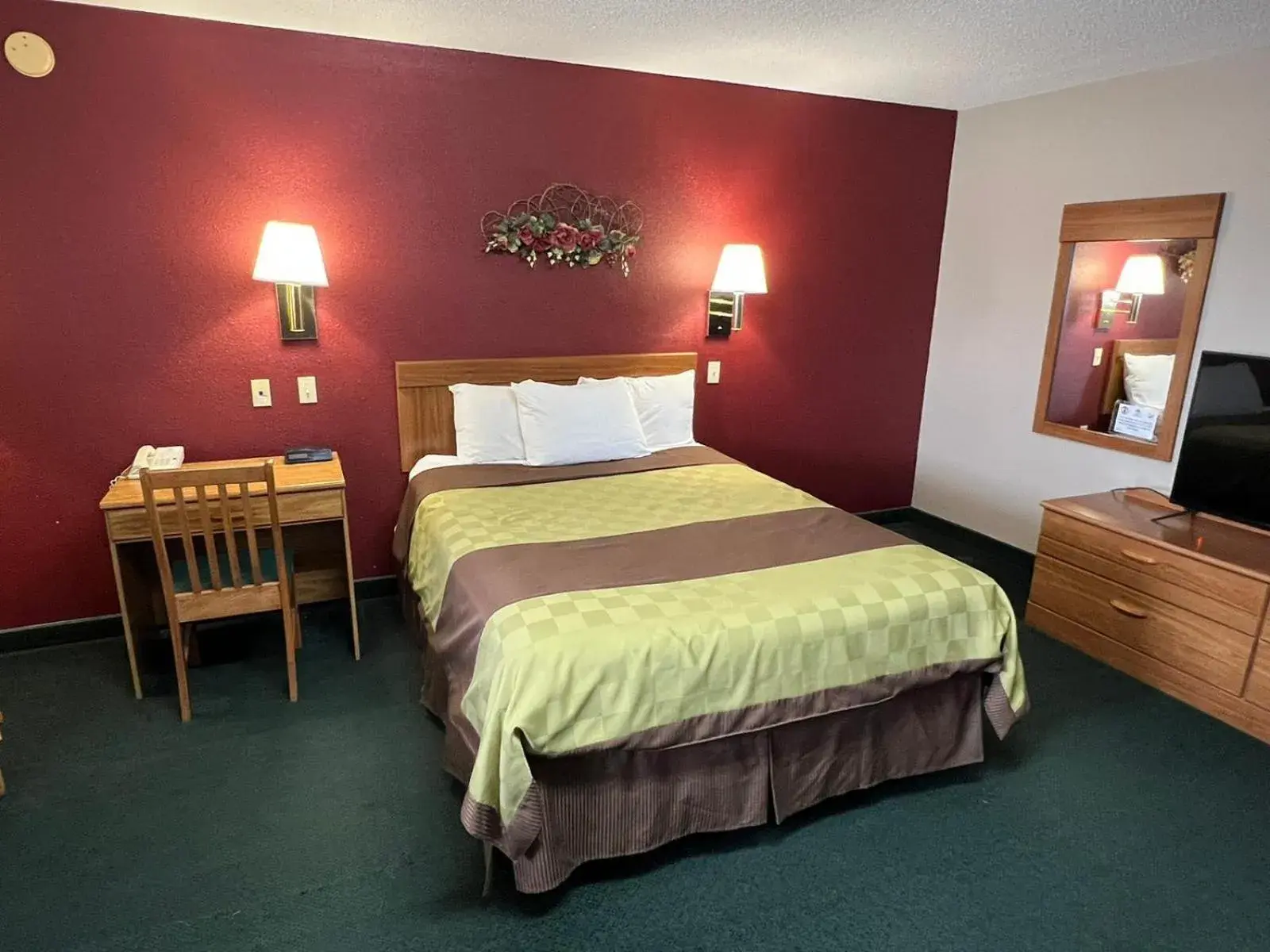 Bed in Americas Best Value Inn Suburban