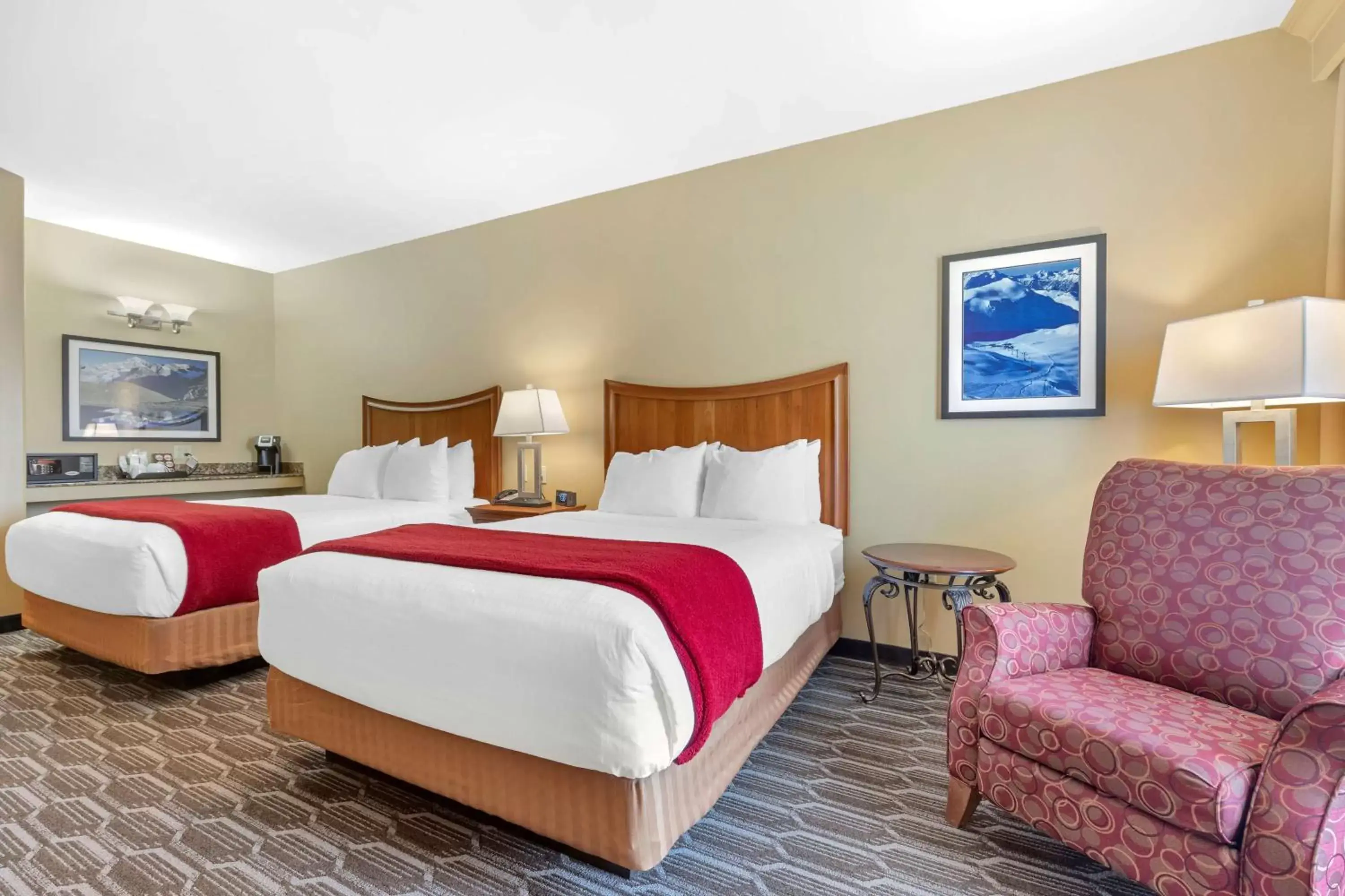 Bedroom, Bed in Best Western Plus Swiss Chalet Hotel & Suites