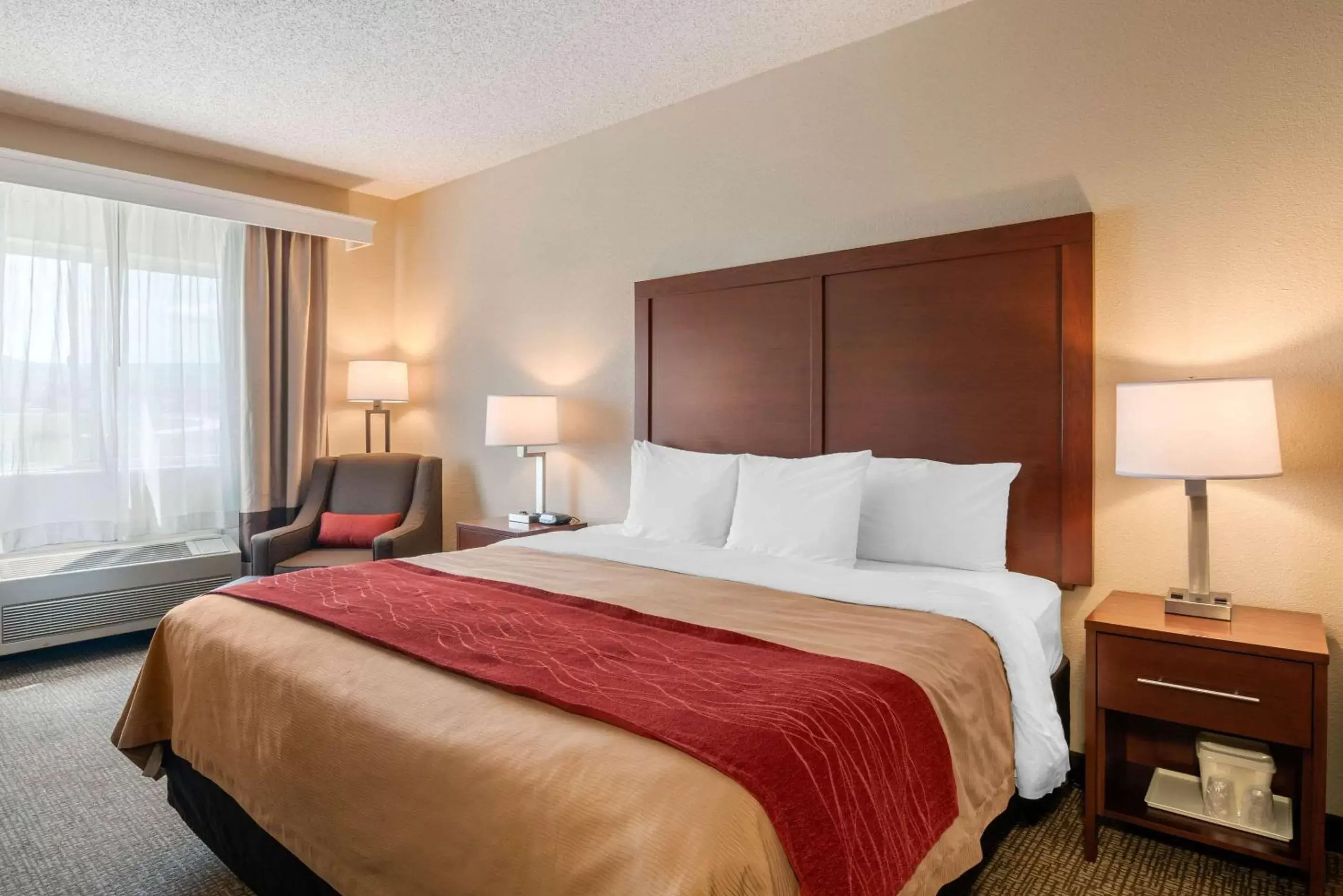 Photo of the whole room, Bed in Comfort Inn Medford North