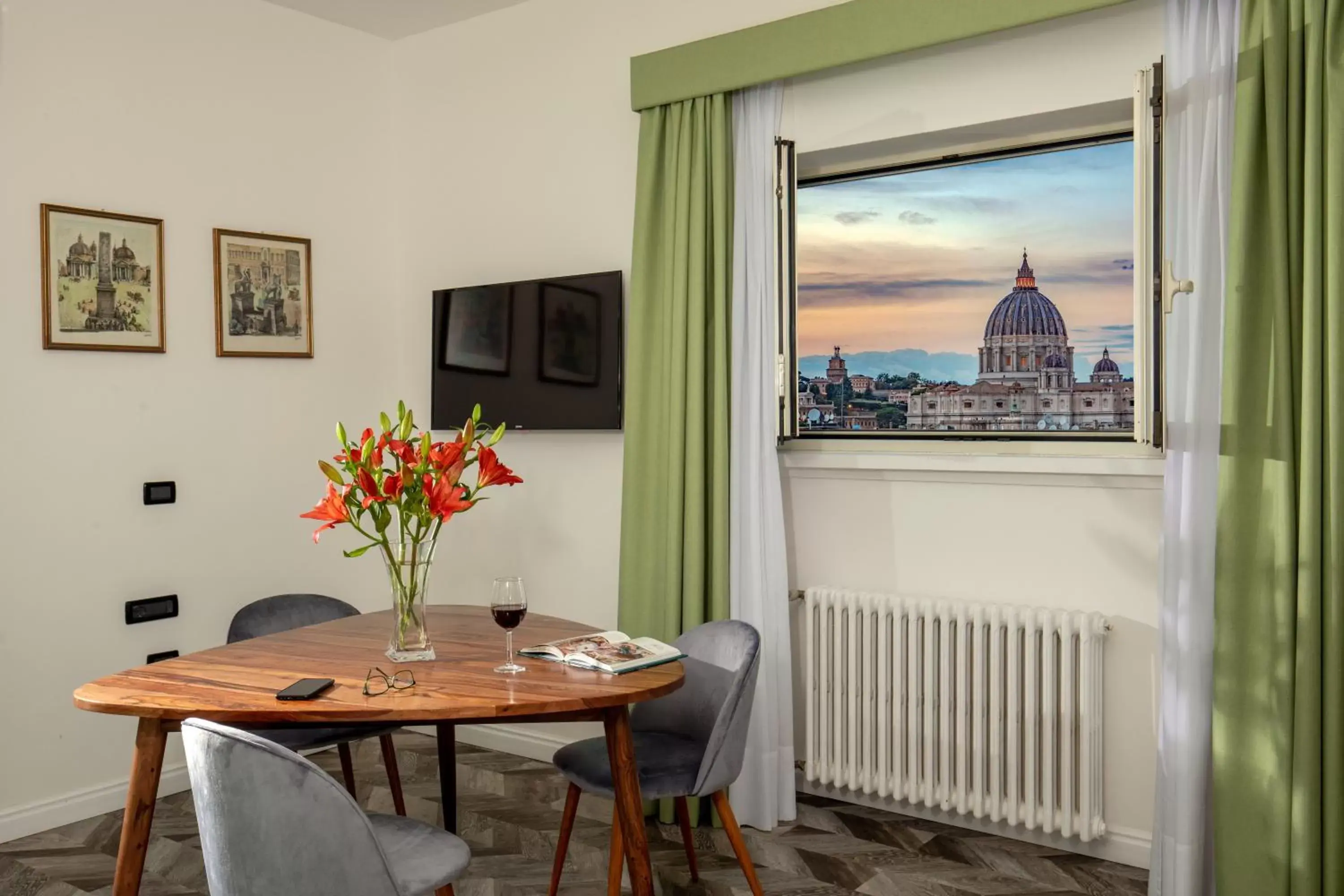 TV and multimedia in Bloom Hotel Rome