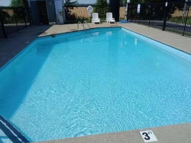 Swimming Pool in Howard Johnson by Wyndham Clarksville Tennessee