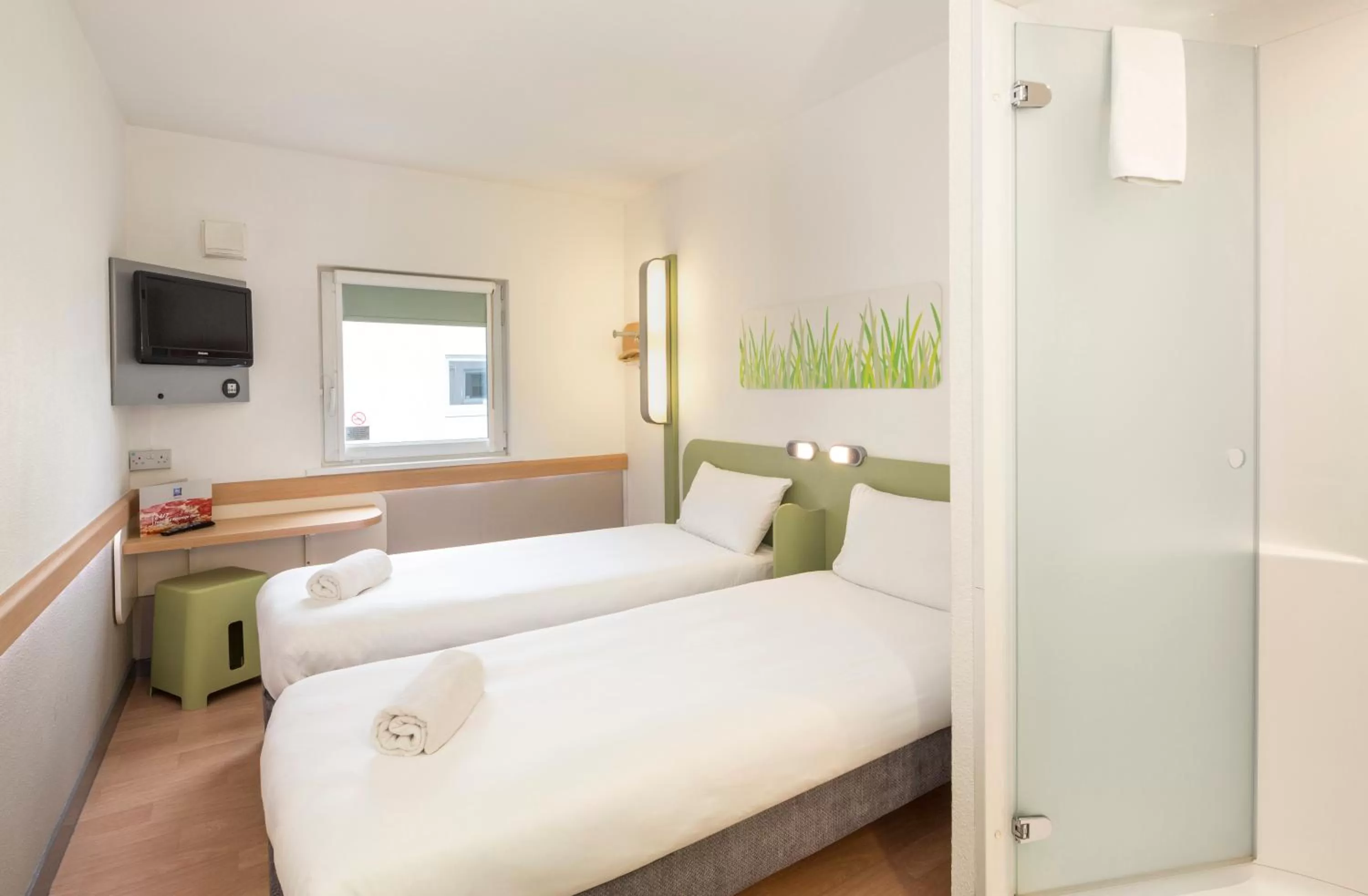 Bedroom, Bed in ibis budget Glasgow