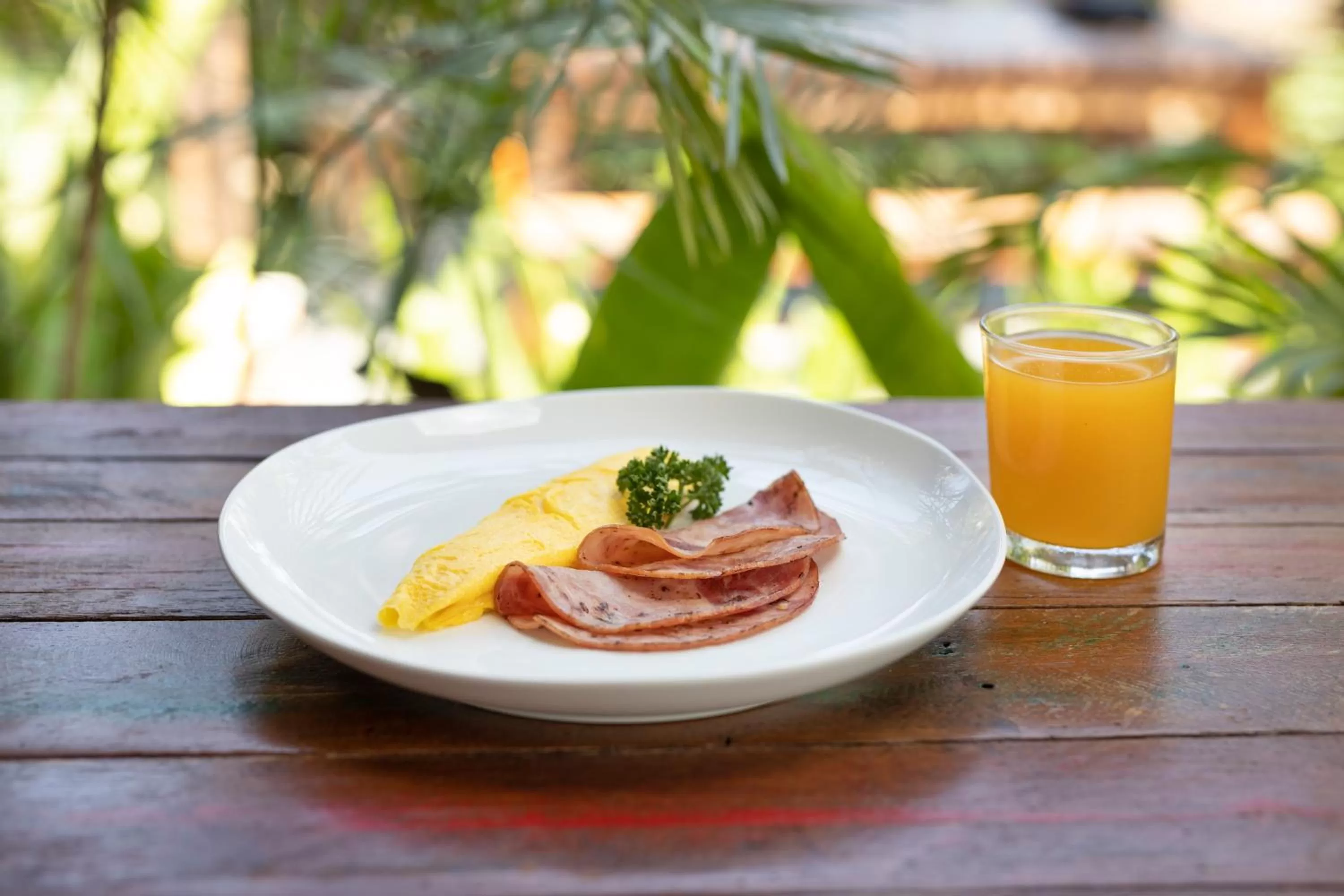 Food in Green Space Villa