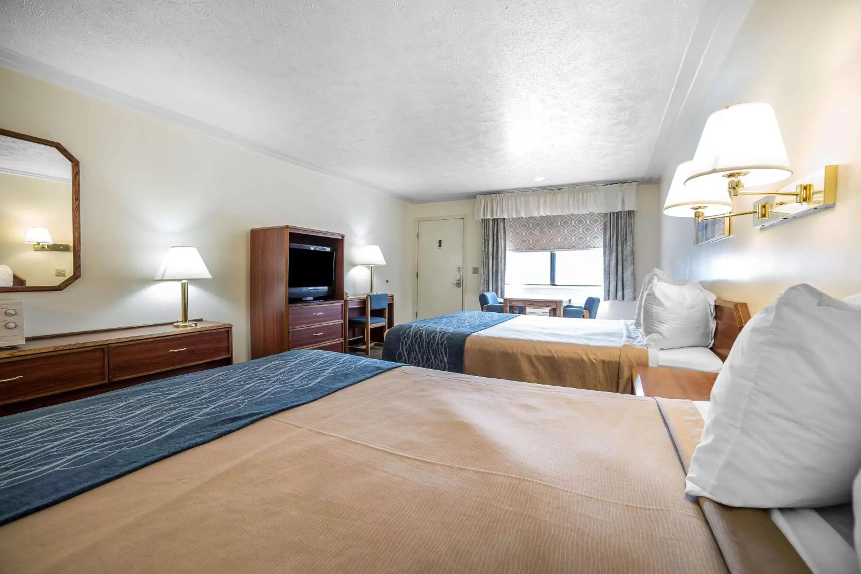 Photo of the whole room, Bed in Rodeway Inn Pronghorn Lodge