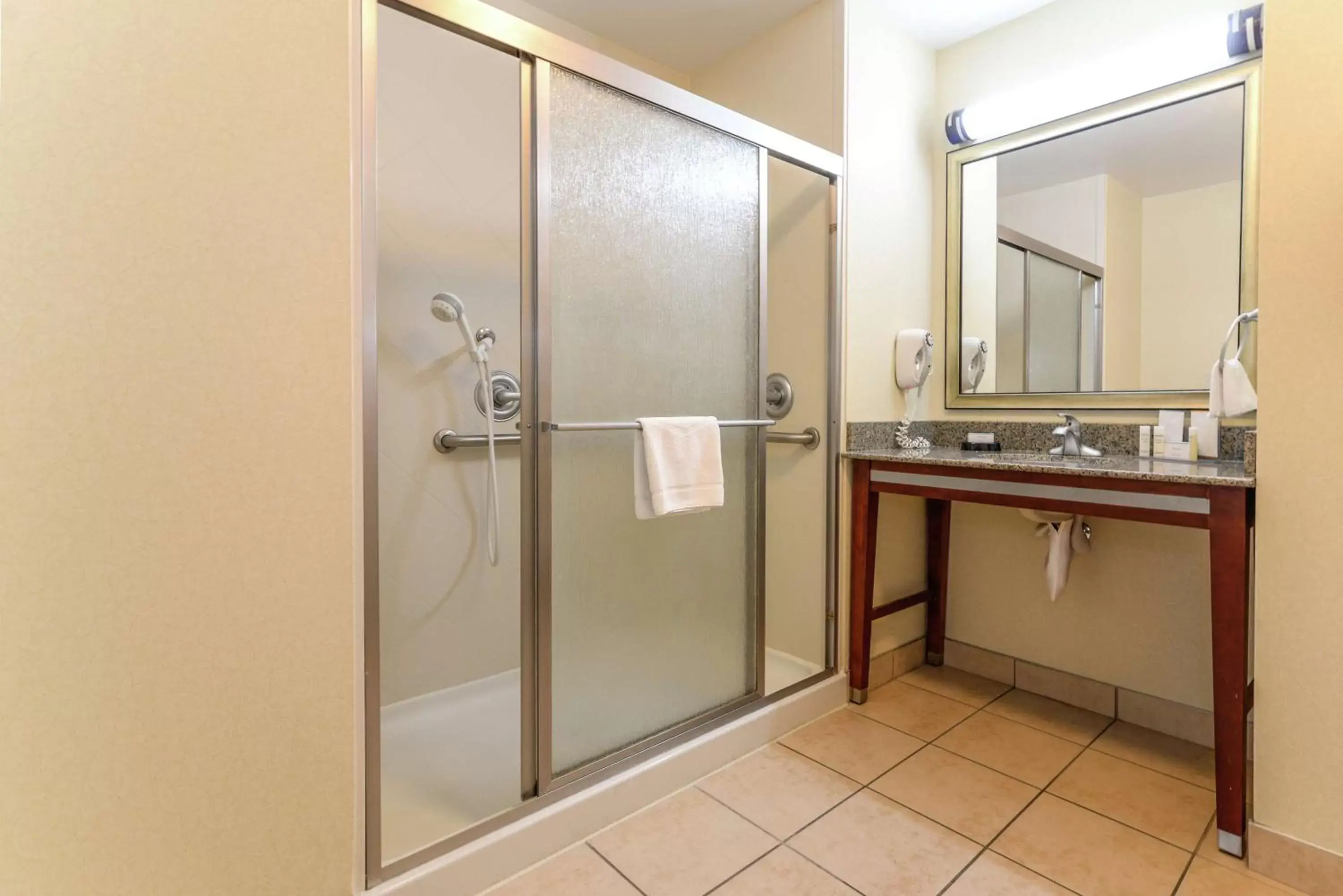 Bathroom in Hampton Inn & Suites Detroit/Chesterfield