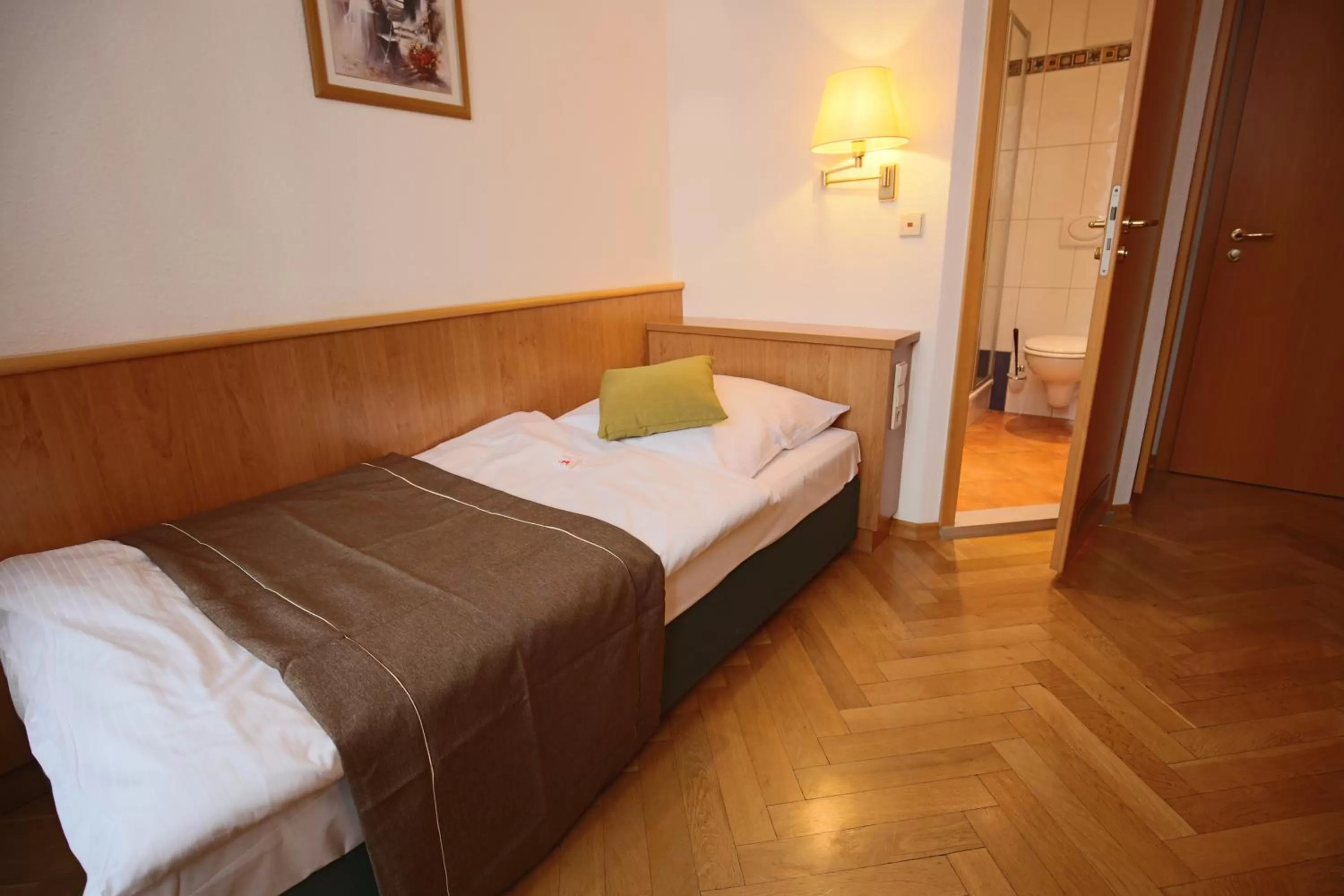 Bed in Hotel Restaurant Hambacher WInzer