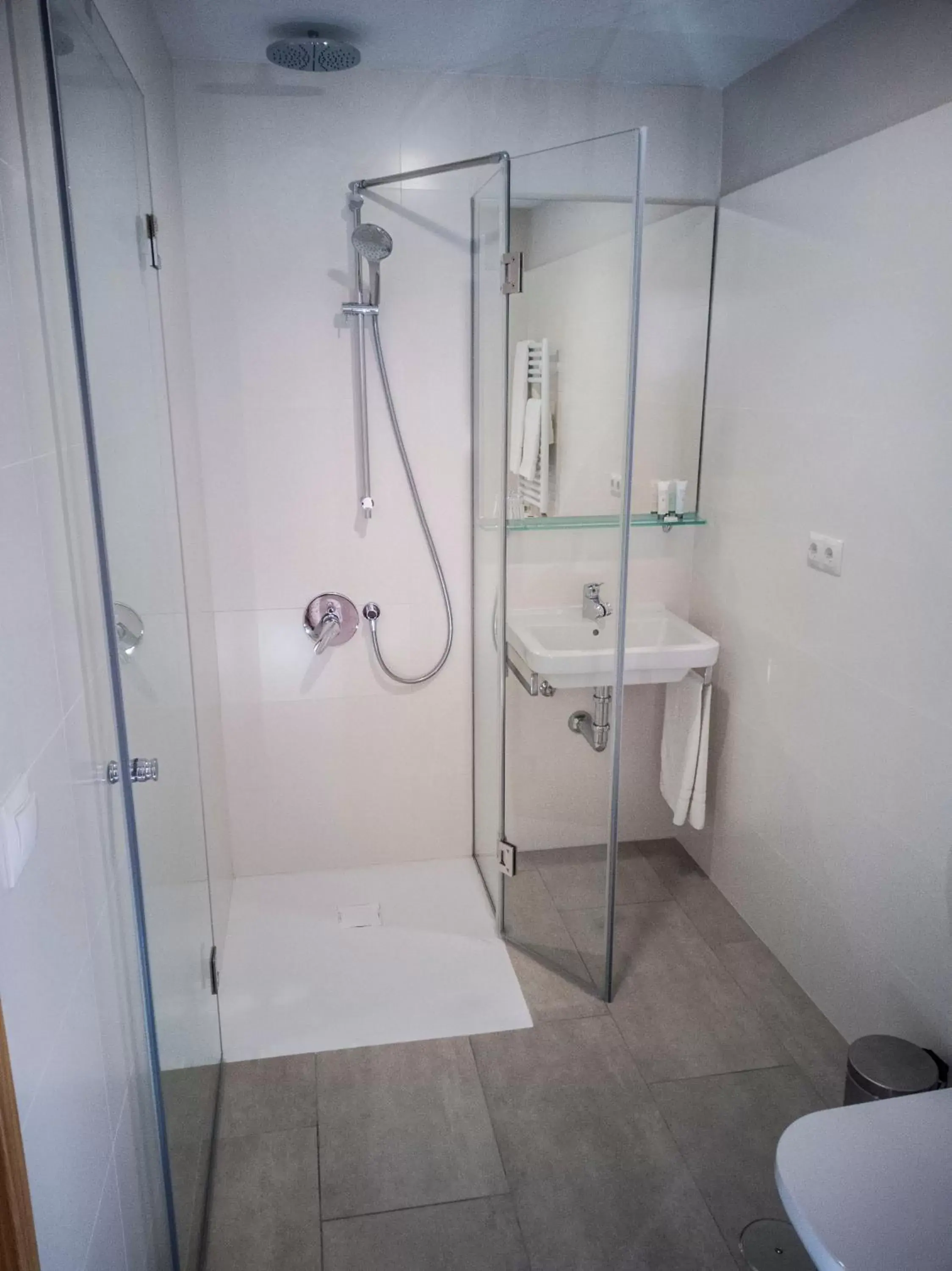 Shower, Bathroom in Hotel Abadi