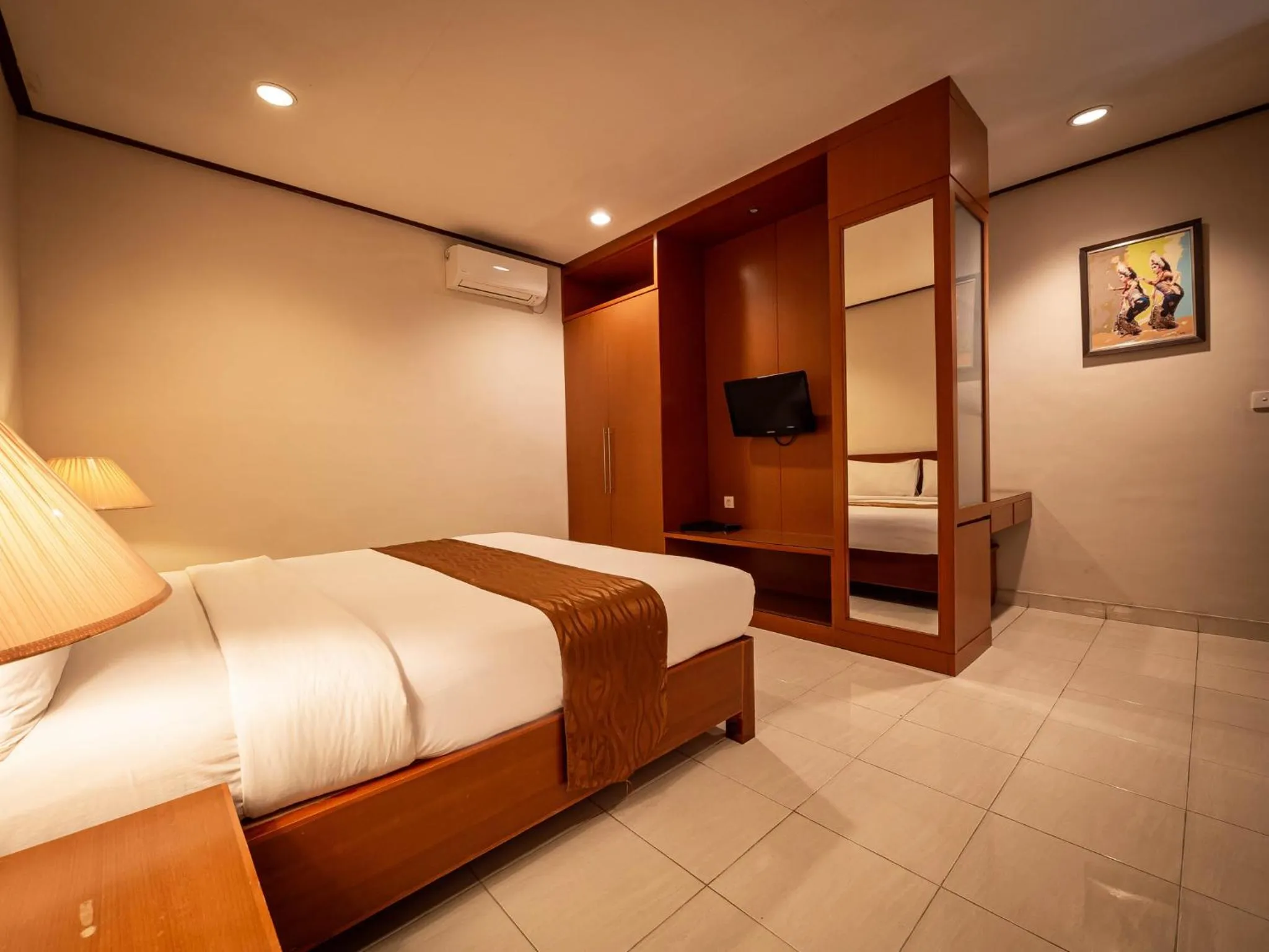 Coffee/tea facilities, Bed in Yulia Beach Inn Kuta