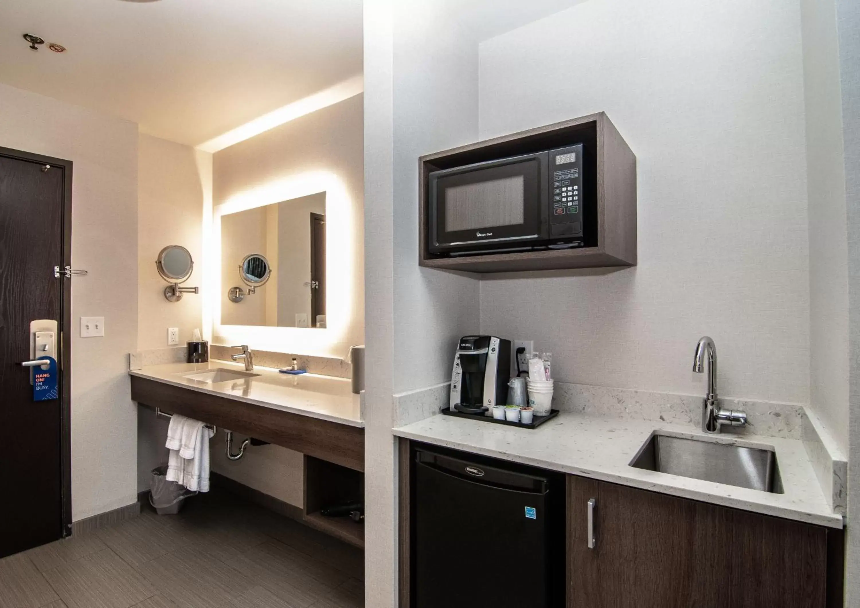 Bedroom, Kitchen/Kitchenette in Holiday Inn Express Spokane-Downtown
