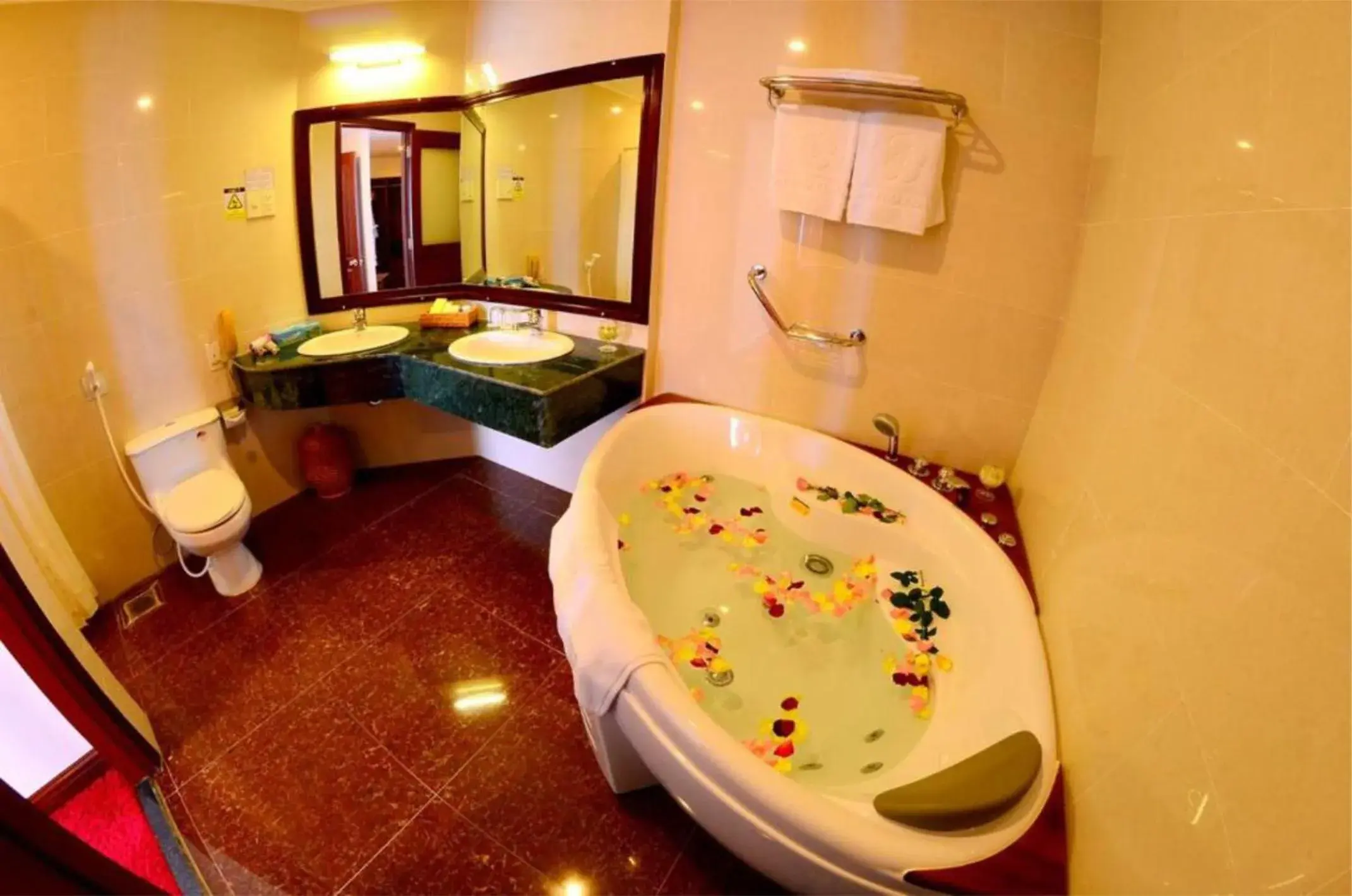 Shower, Bathroom in Saigon Phu Yen Hotel