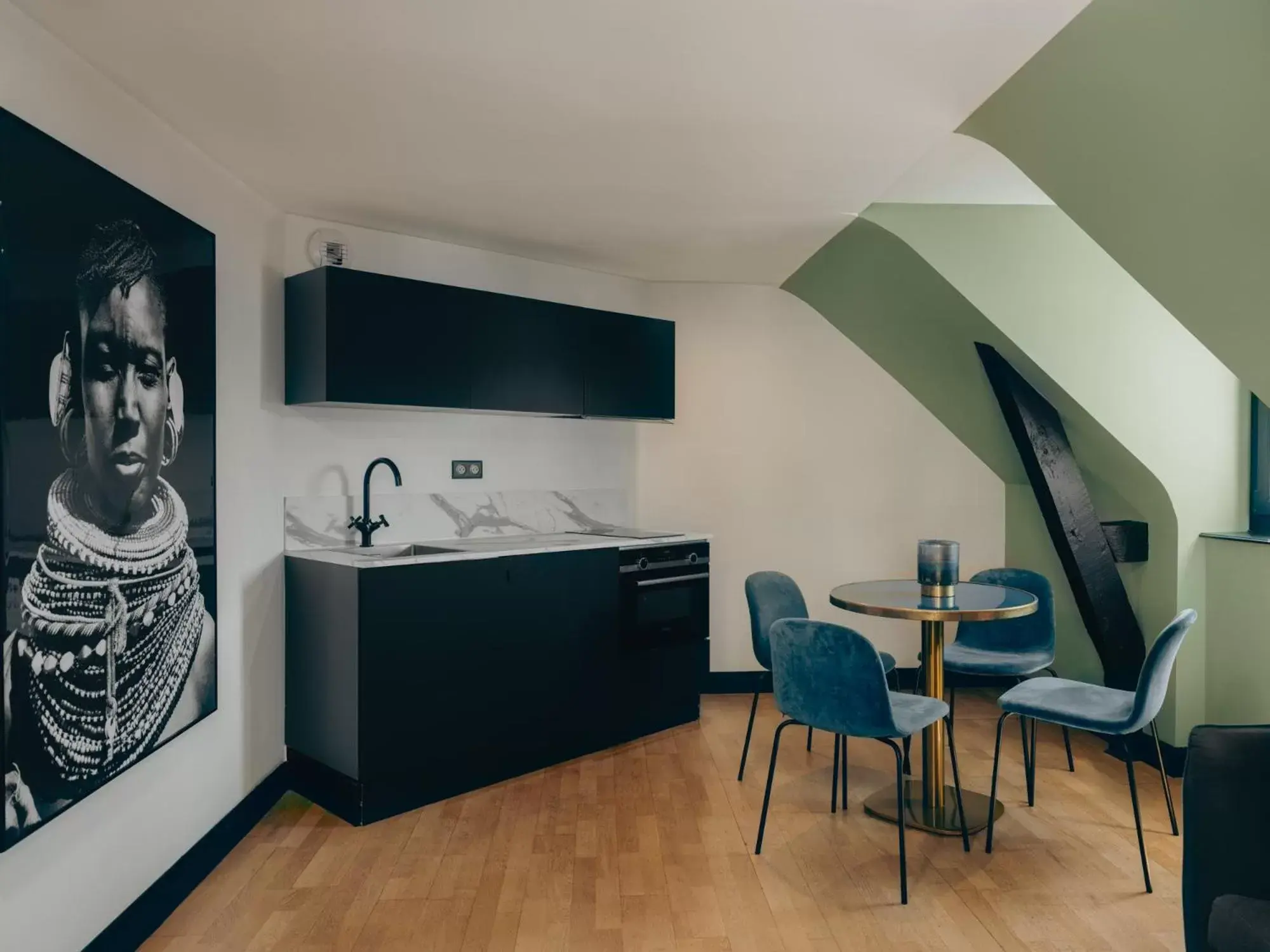 kitchen, TV/Entertainment Center in Le Nemours Rennes