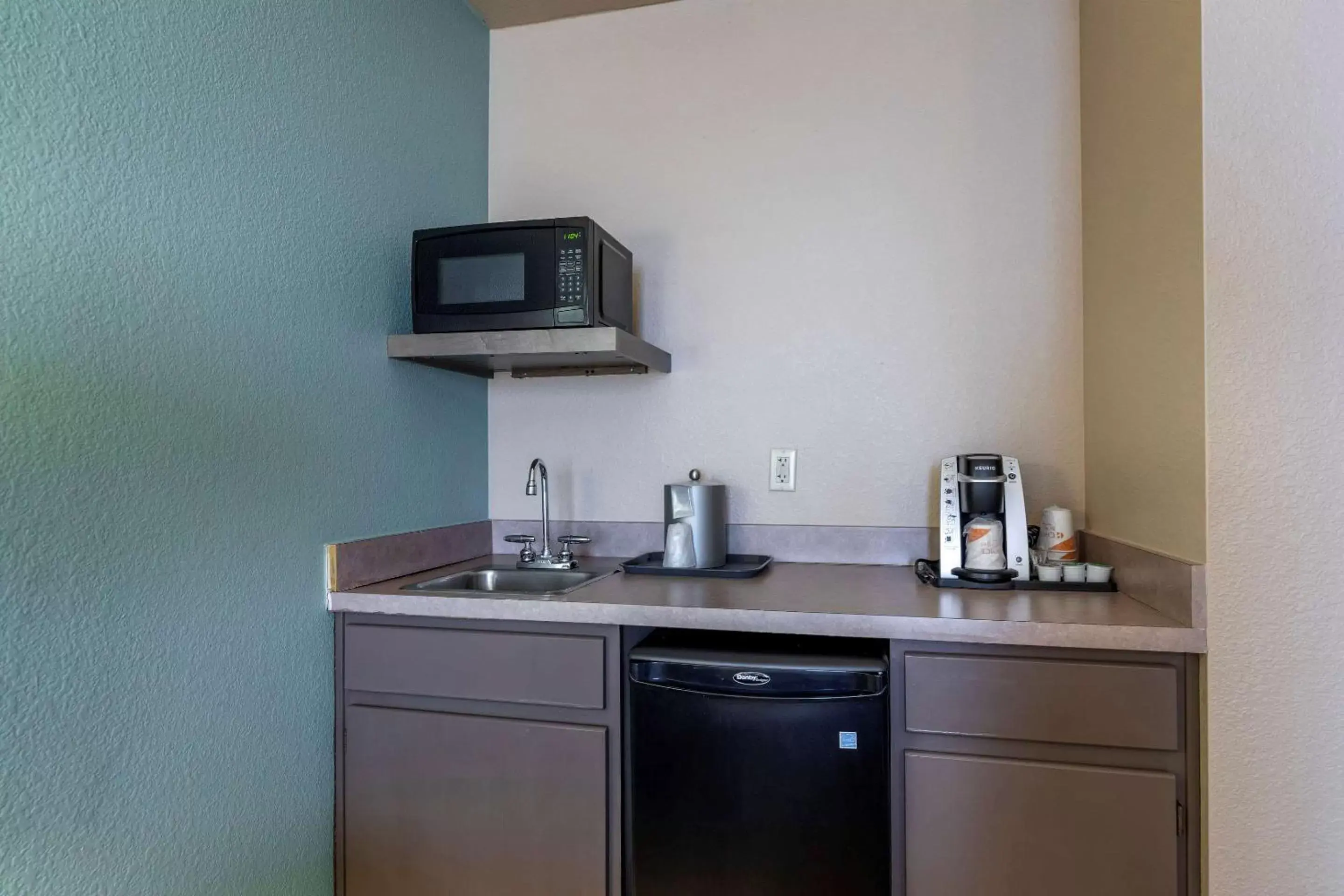 Bedroom, Kitchen/Kitchenette in Comfort Inn & Suites Boulder