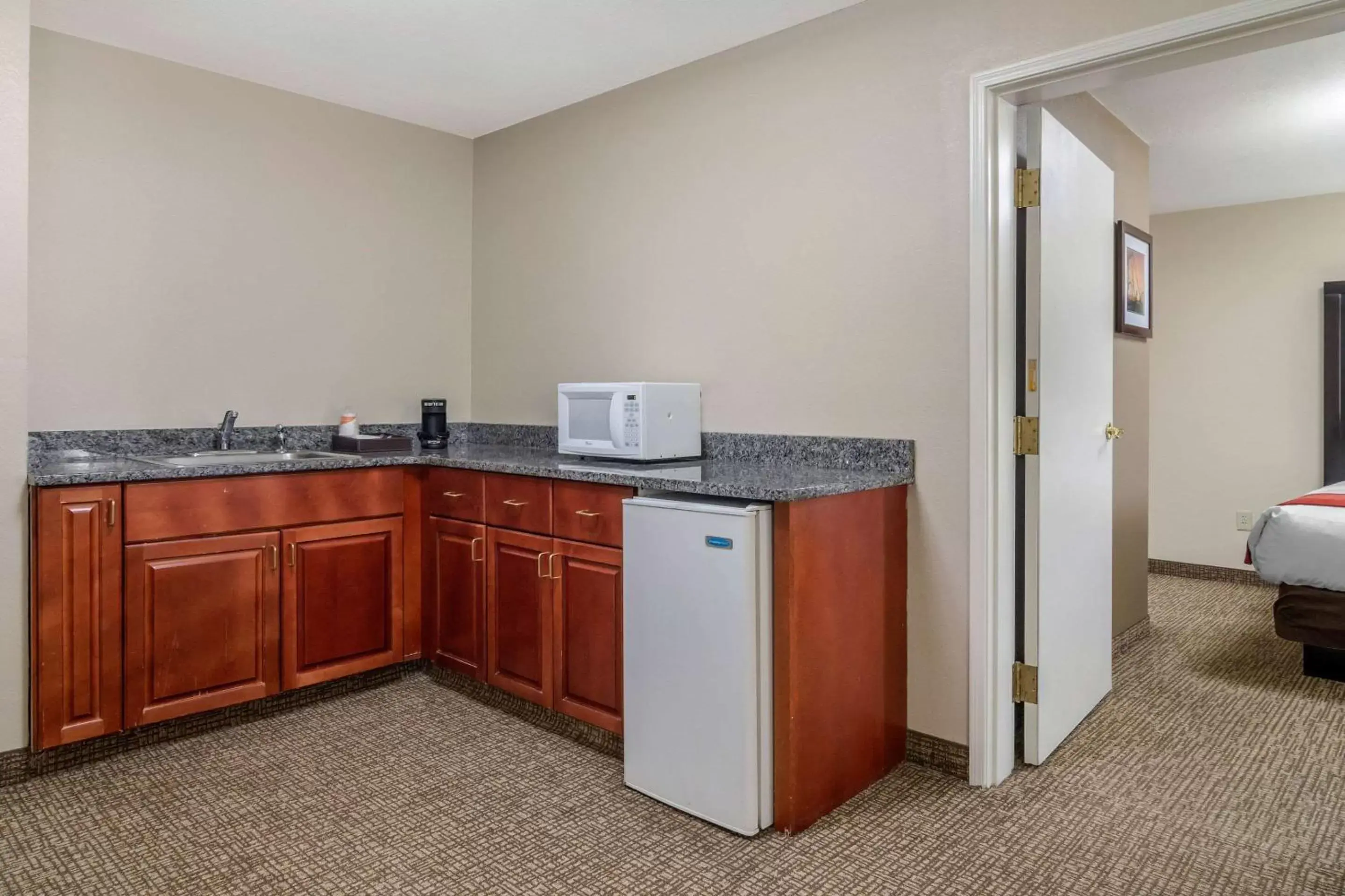 Bedroom, Kitchen/Kitchenette in Comfort Inn & Suites Atlanta Smyrna