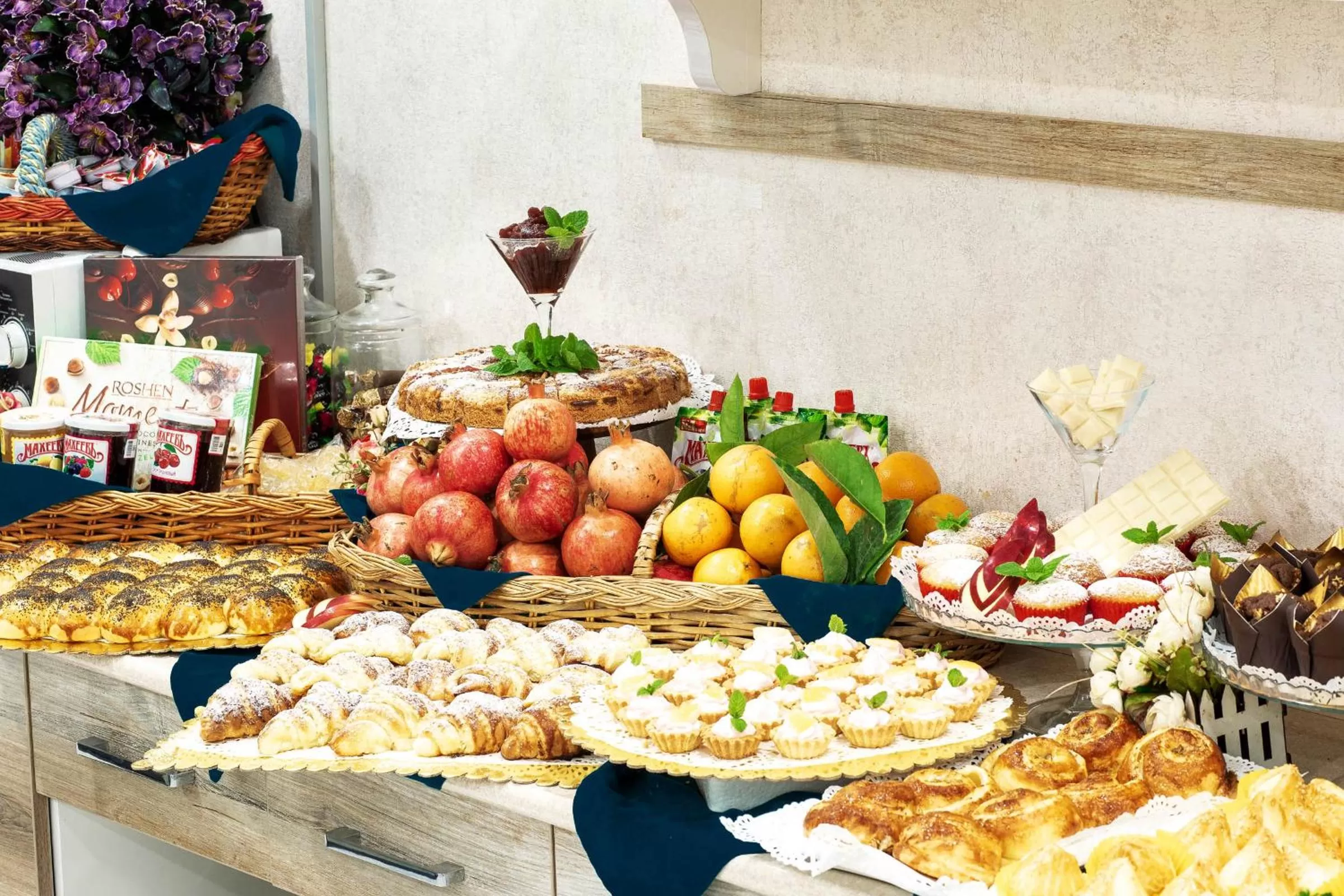 Buffet breakfast in Manifa Hotel