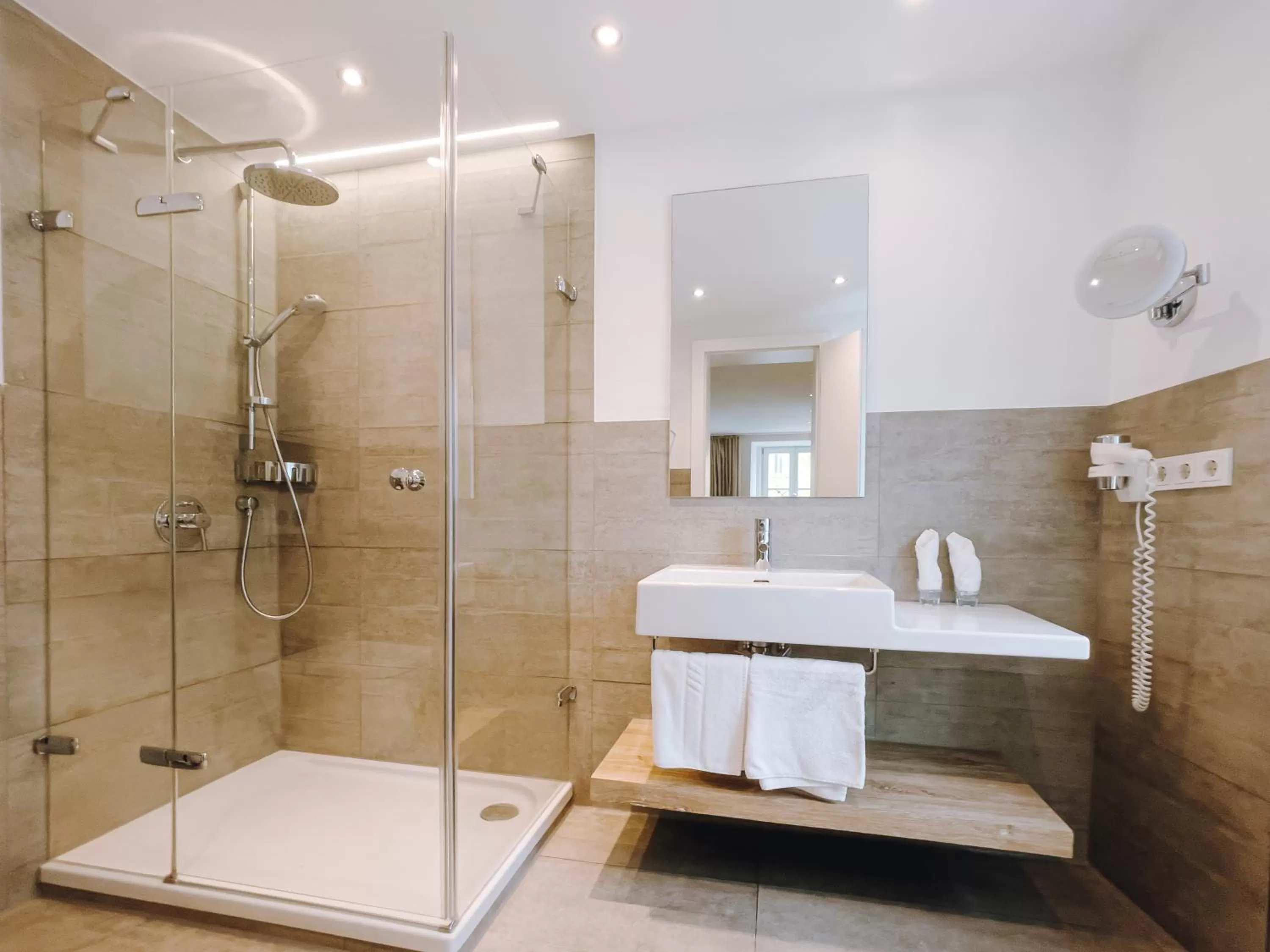 Bathroom in Little 7 - Boutique Hotel