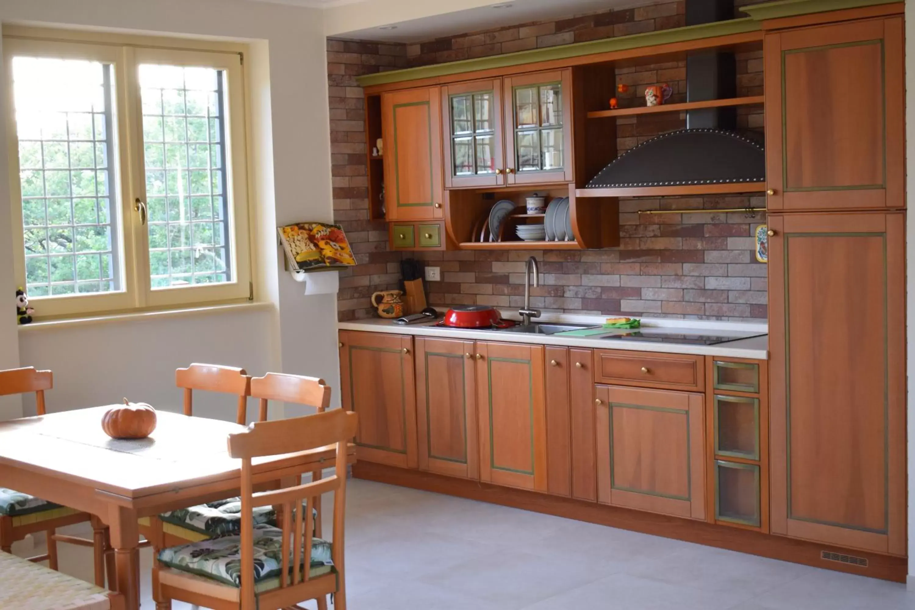 Dining area, Kitchen/Kitchenette in B&B Bee