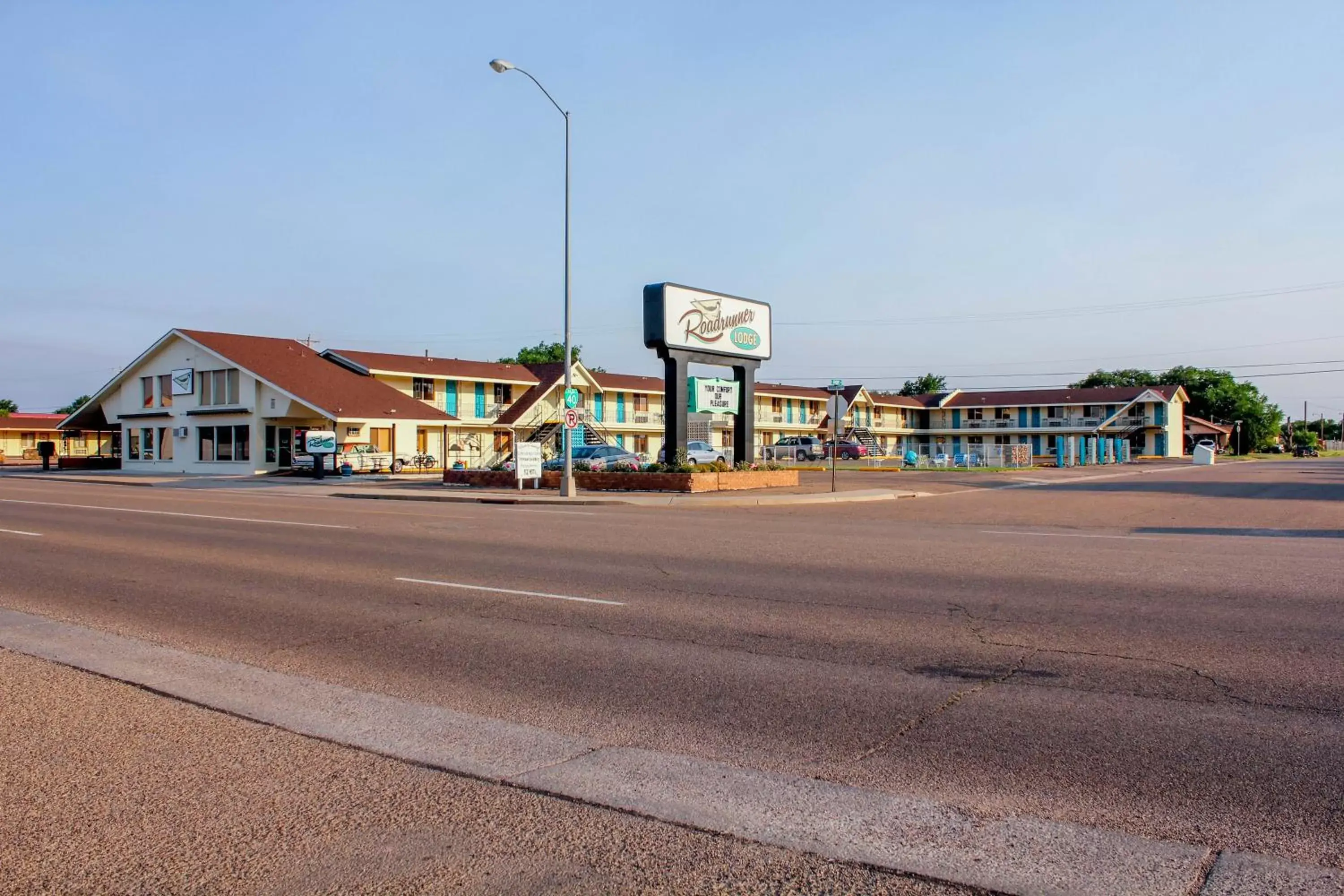 Property Building in Roadrunner Lodge Motel