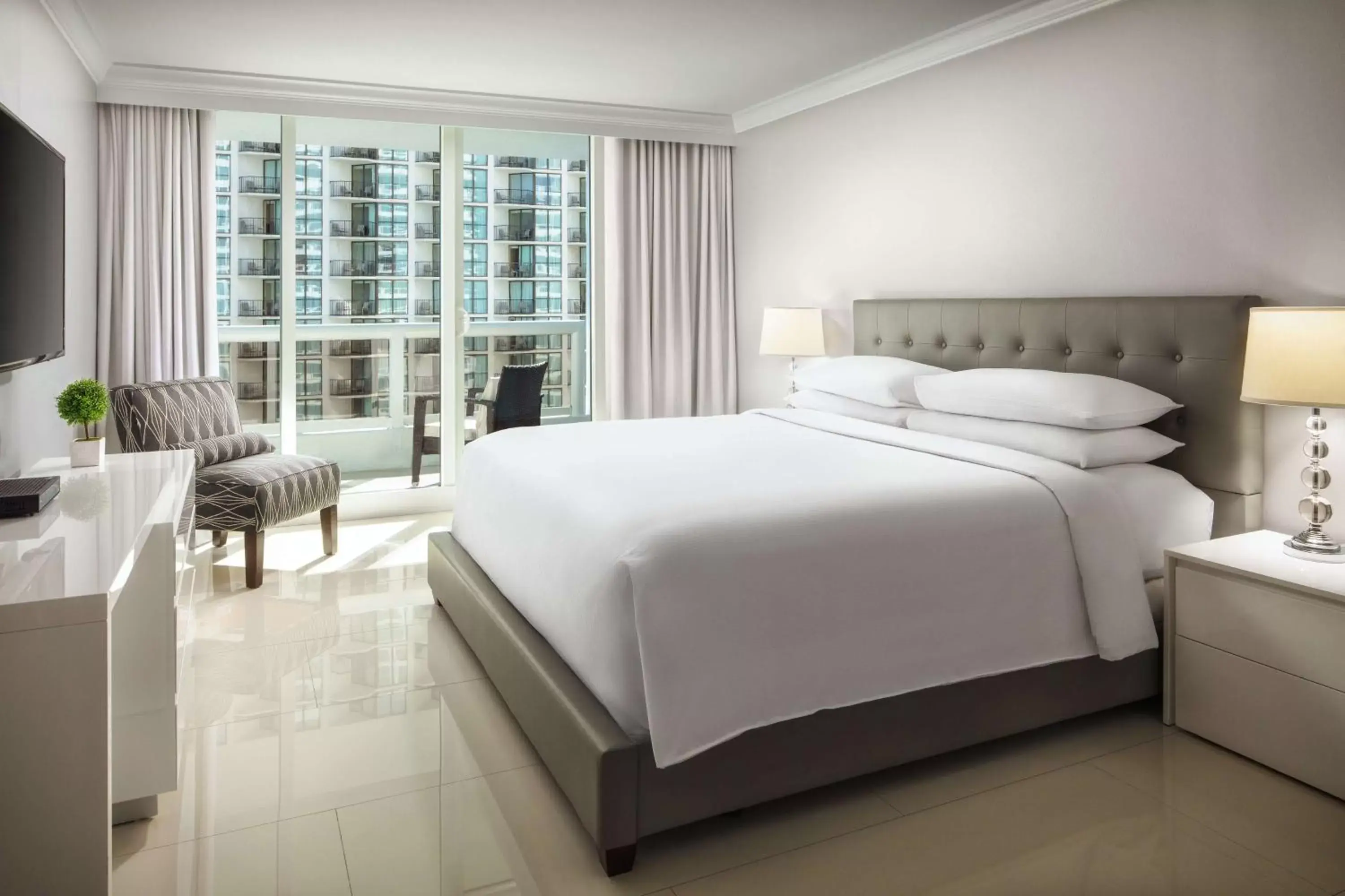 Bedroom, Bed in DoubleTree by Hilton Grand Hotel Biscayne Bay