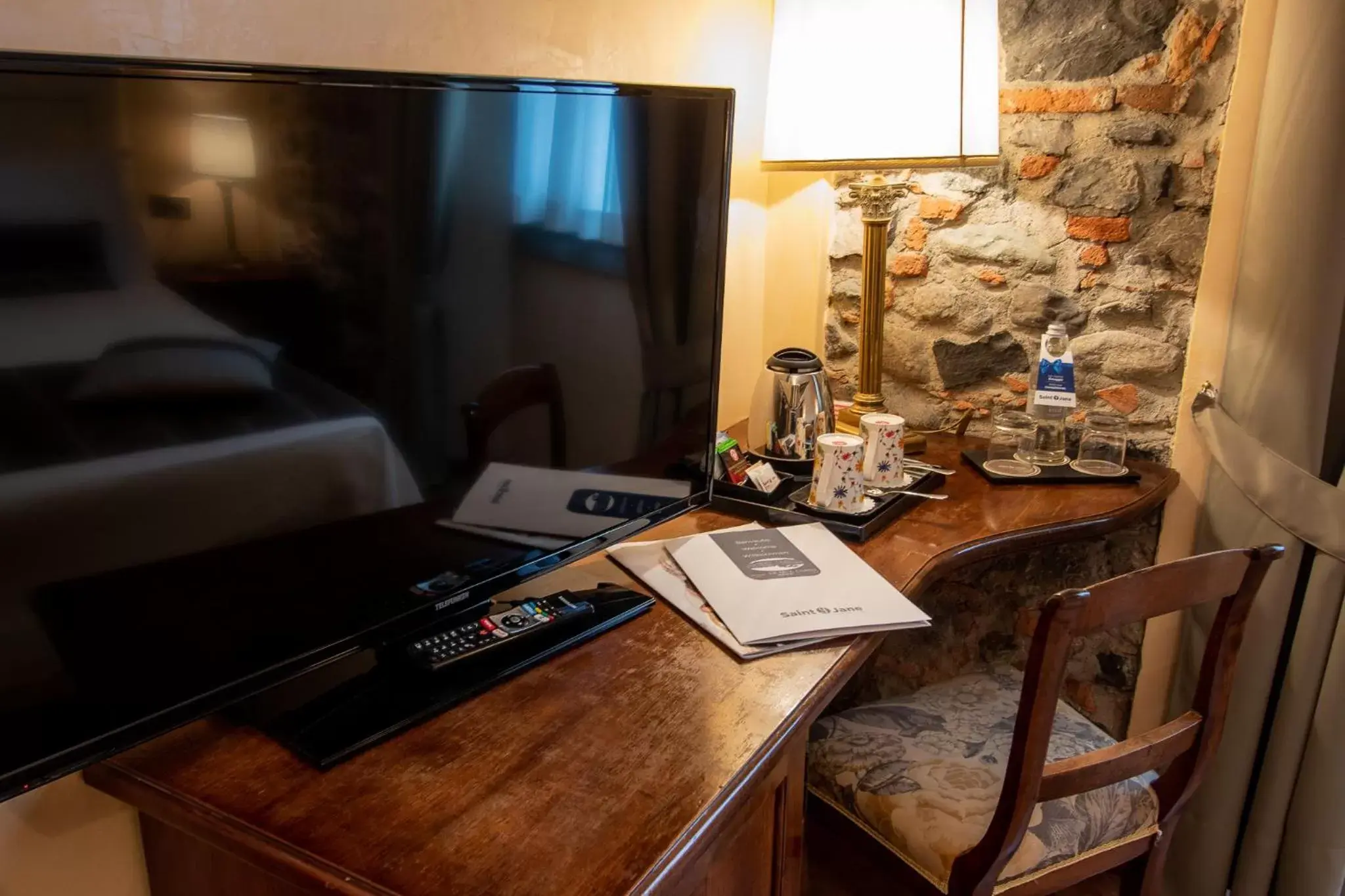 TV and multimedia, TV/Entertainment Center in Albergo Le Due Corti