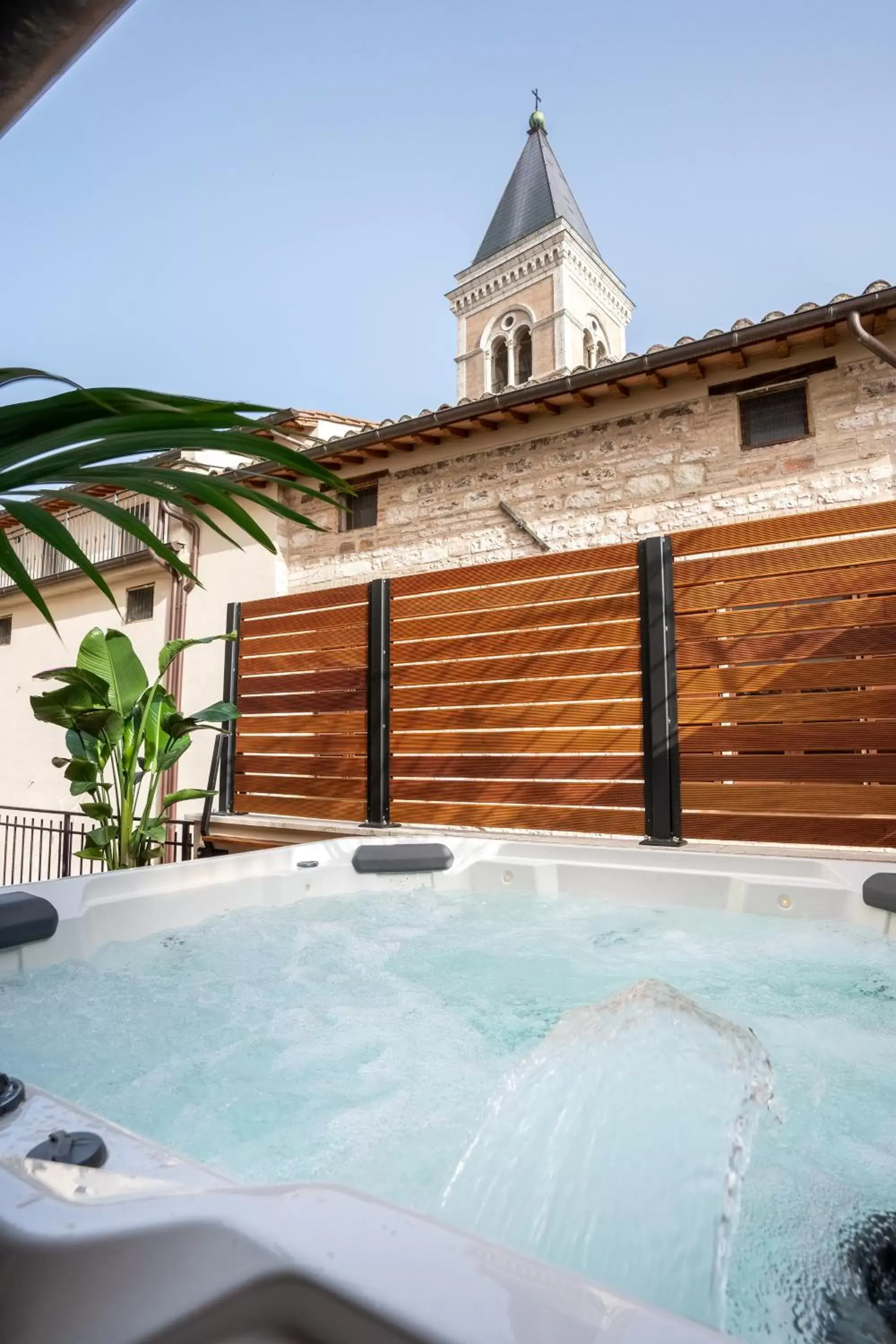 Hot Tub, Property Building in GG8 Hotel & Suite SPA