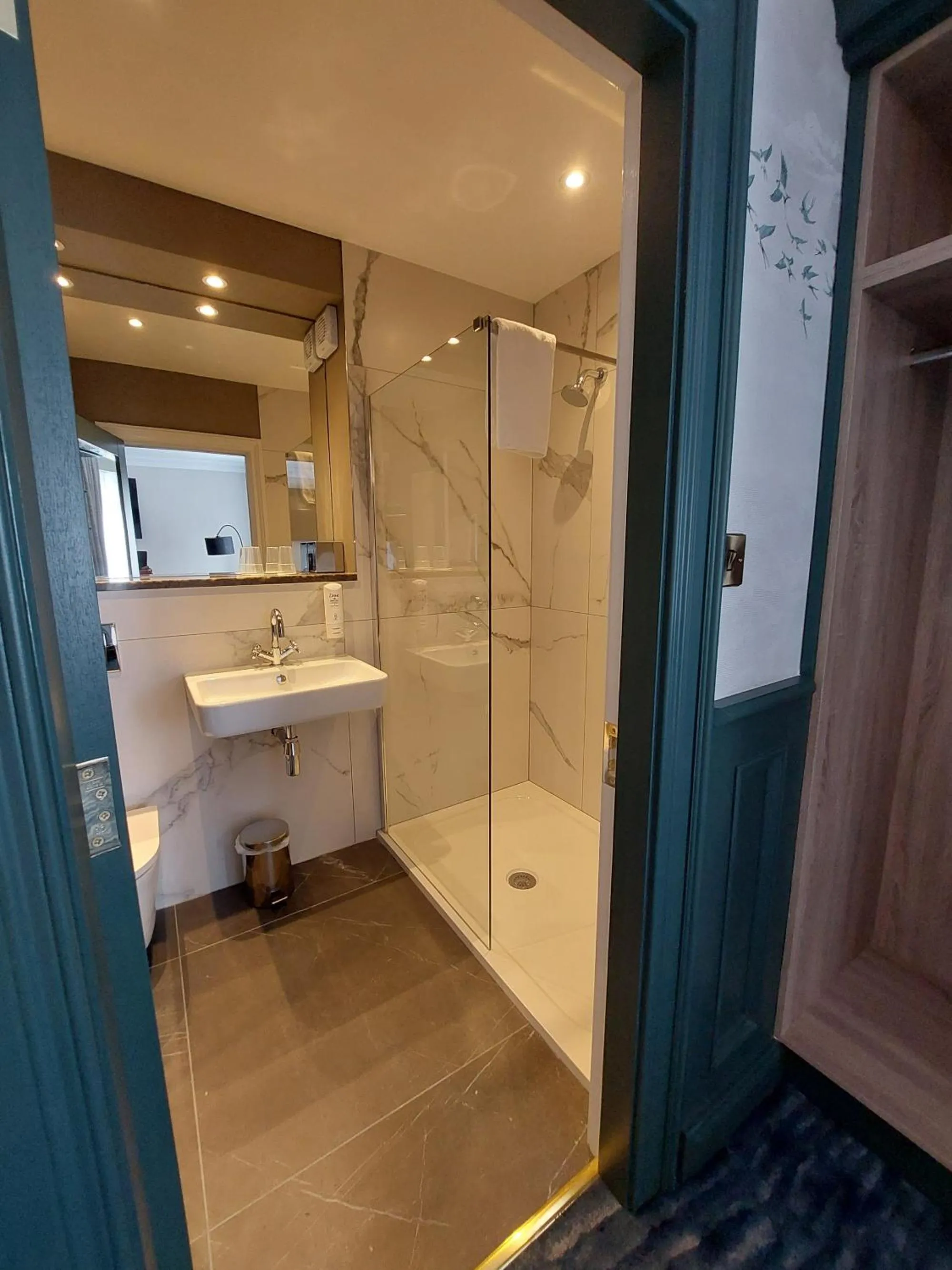 Bathroom in The Lansdowne Hotel